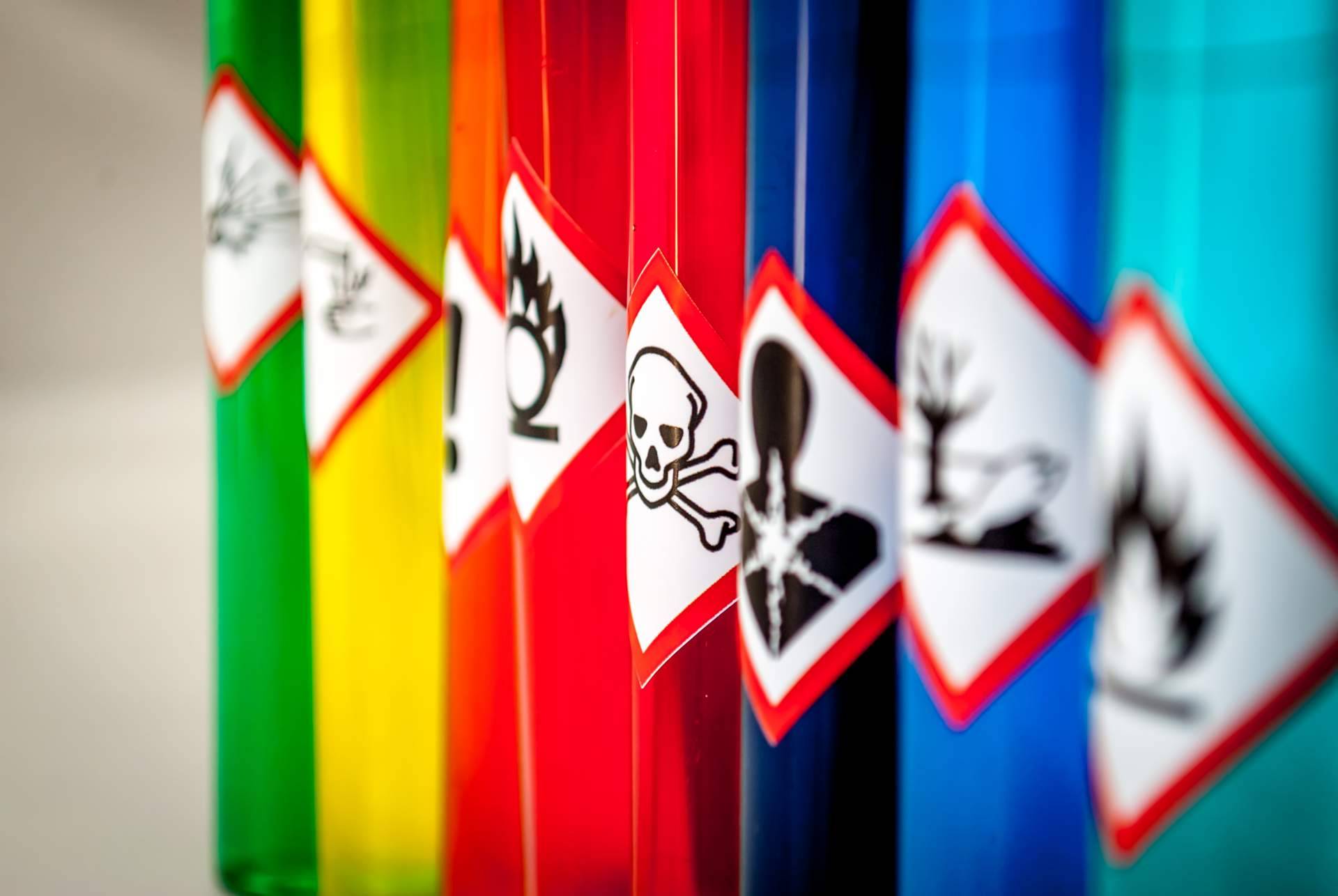 Almacenamiento de productos químicos, normativa e inspección con TÜV NORD