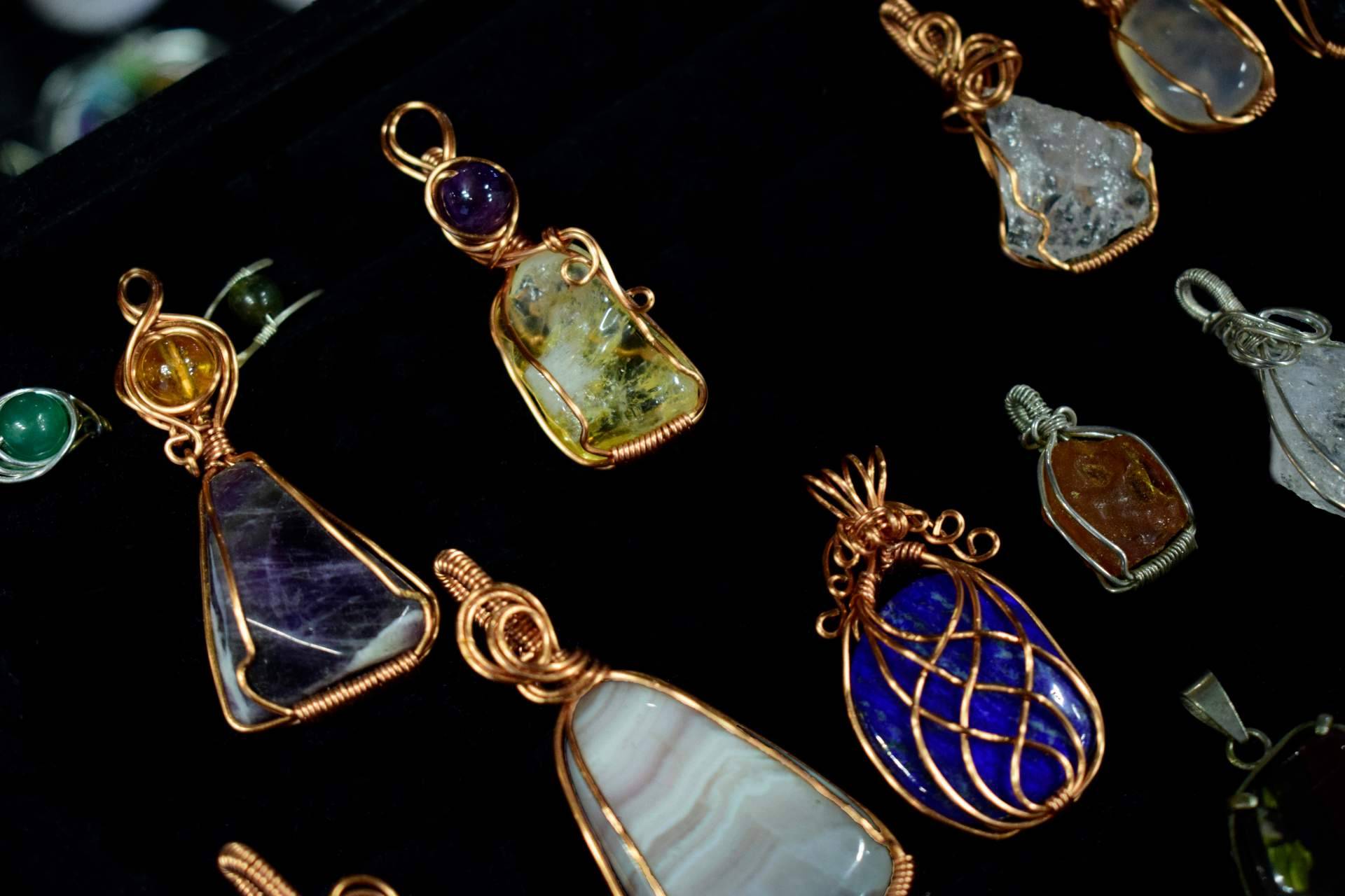Los colgantes de piedras naturales de Tierra de Gemas