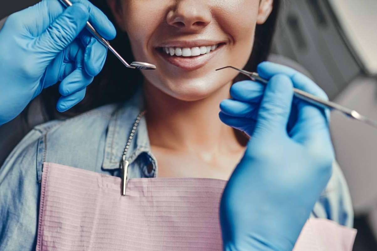 ¿Los implantes dentales pueden durar toda la vida? Los mejores cuidados para ello, según la Clínica Dental Helident