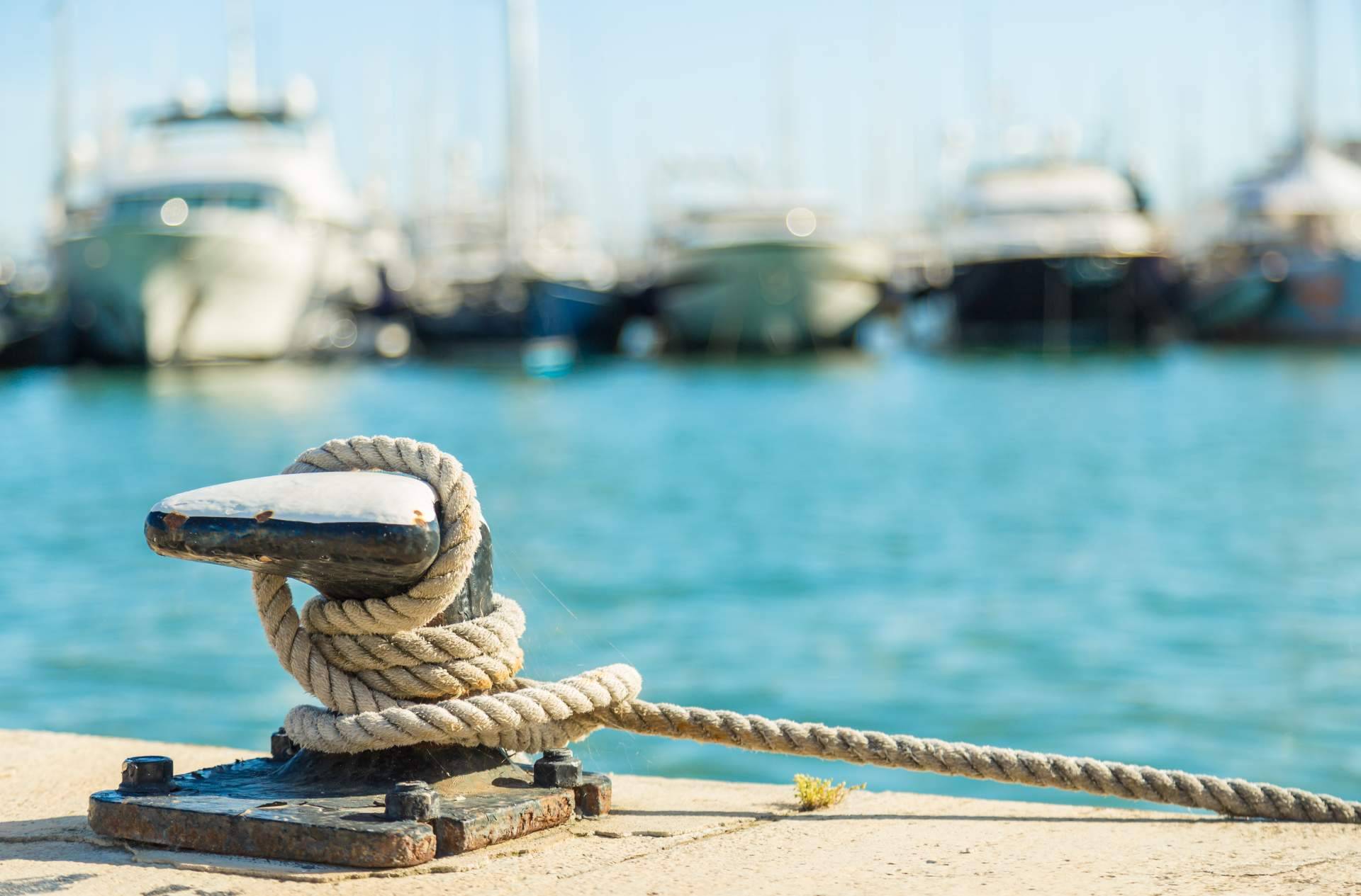 Equipos de docking, mooring and anchoring para atracar el barco durante la noche