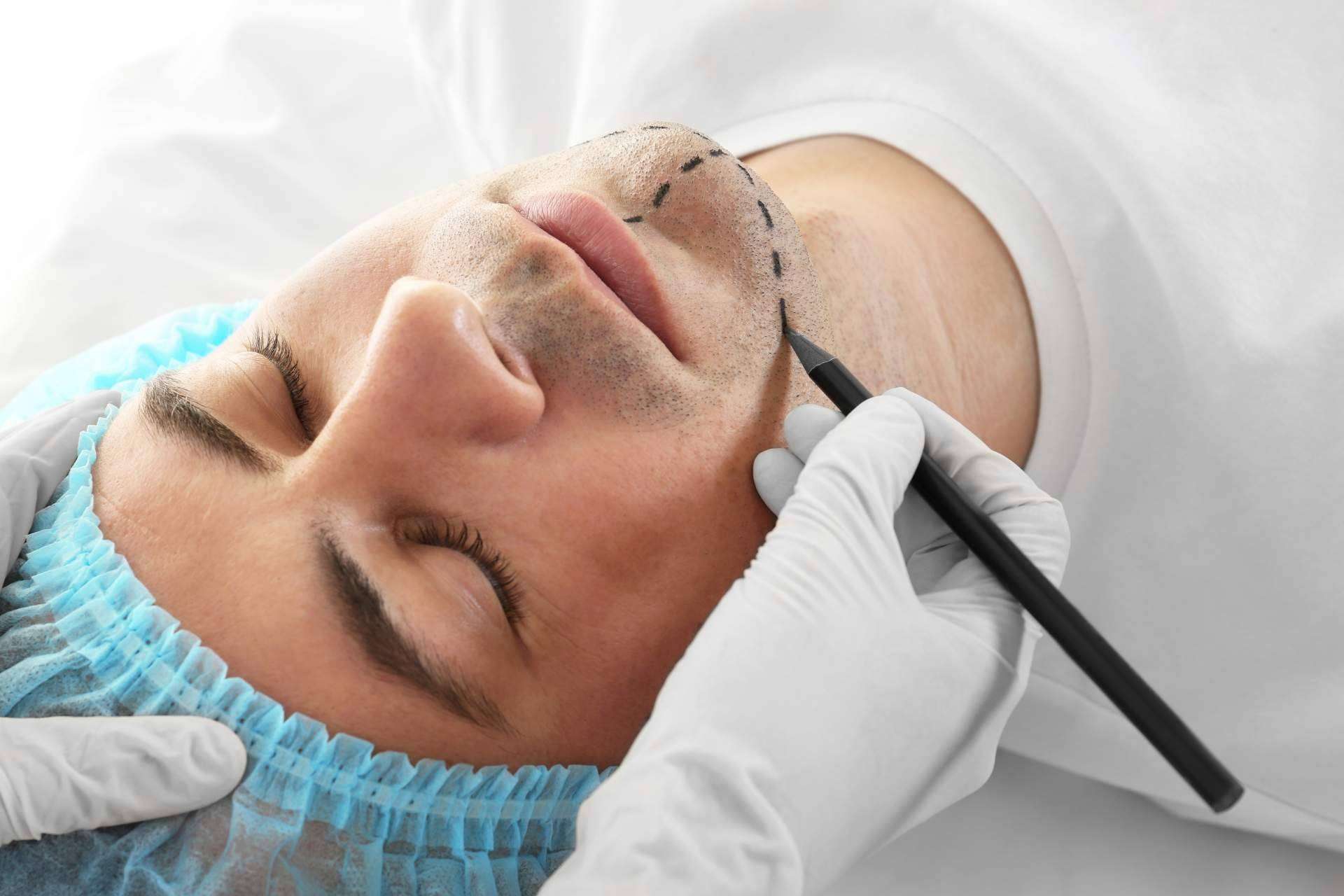 Dr. Antoni Roldán, experto cirujano plástico en Barcelona con amplia trayectoria