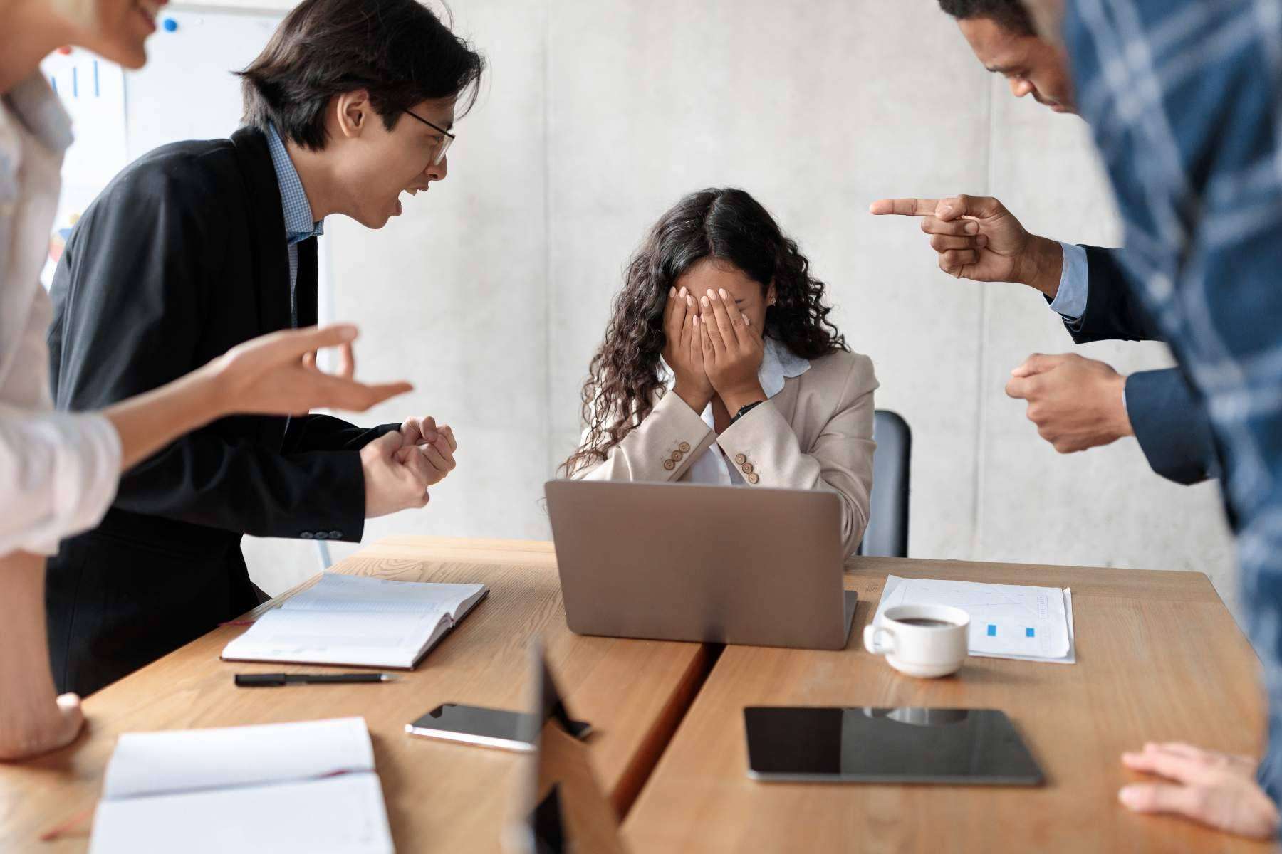 La importancia de implementar protocolos de acoso laboral y planes de igualdad retributiva, por Romalex Consultores