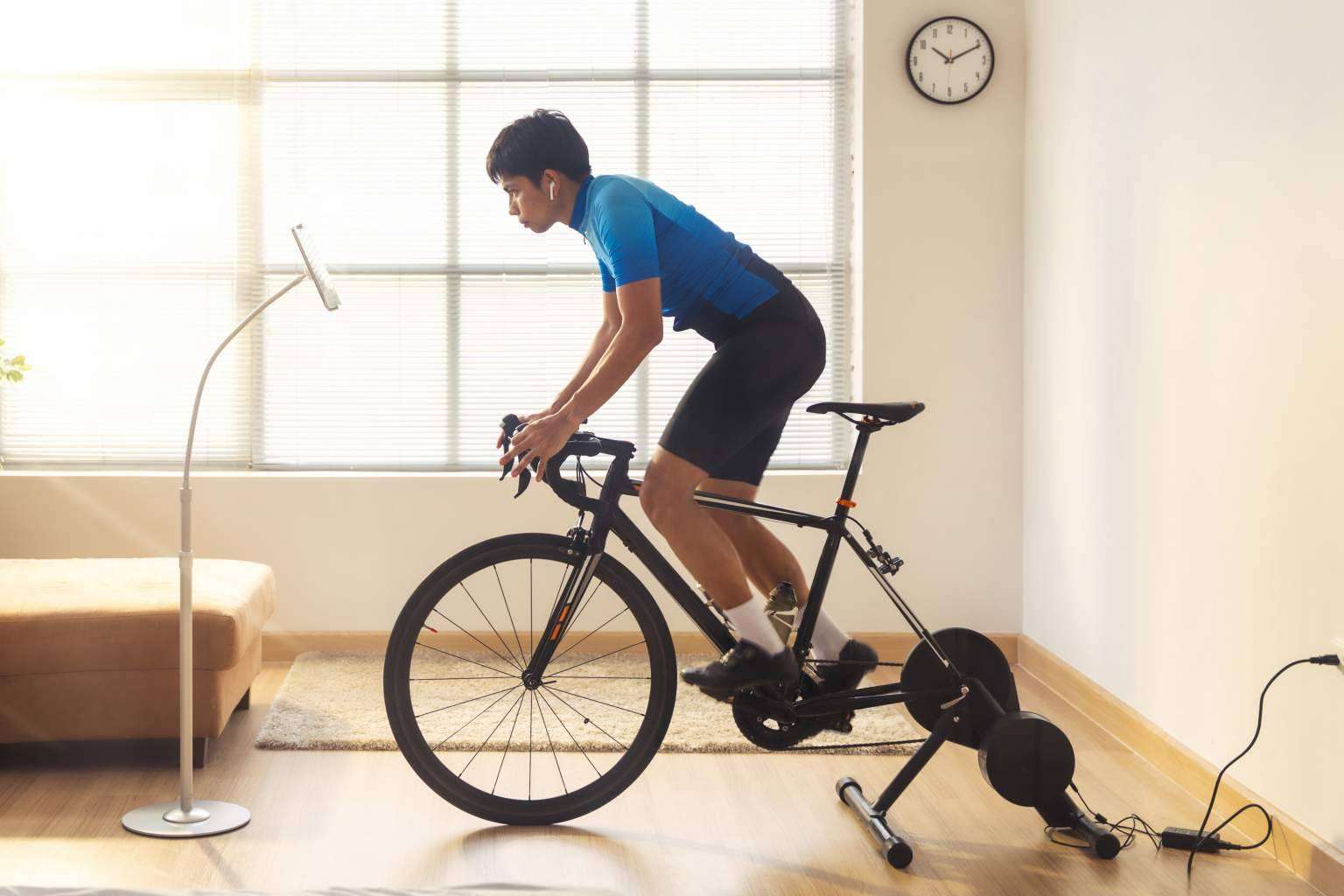 Conocer las ventajas de entrenar con una bici de spinning en casa, con los consejos de Top Entreno