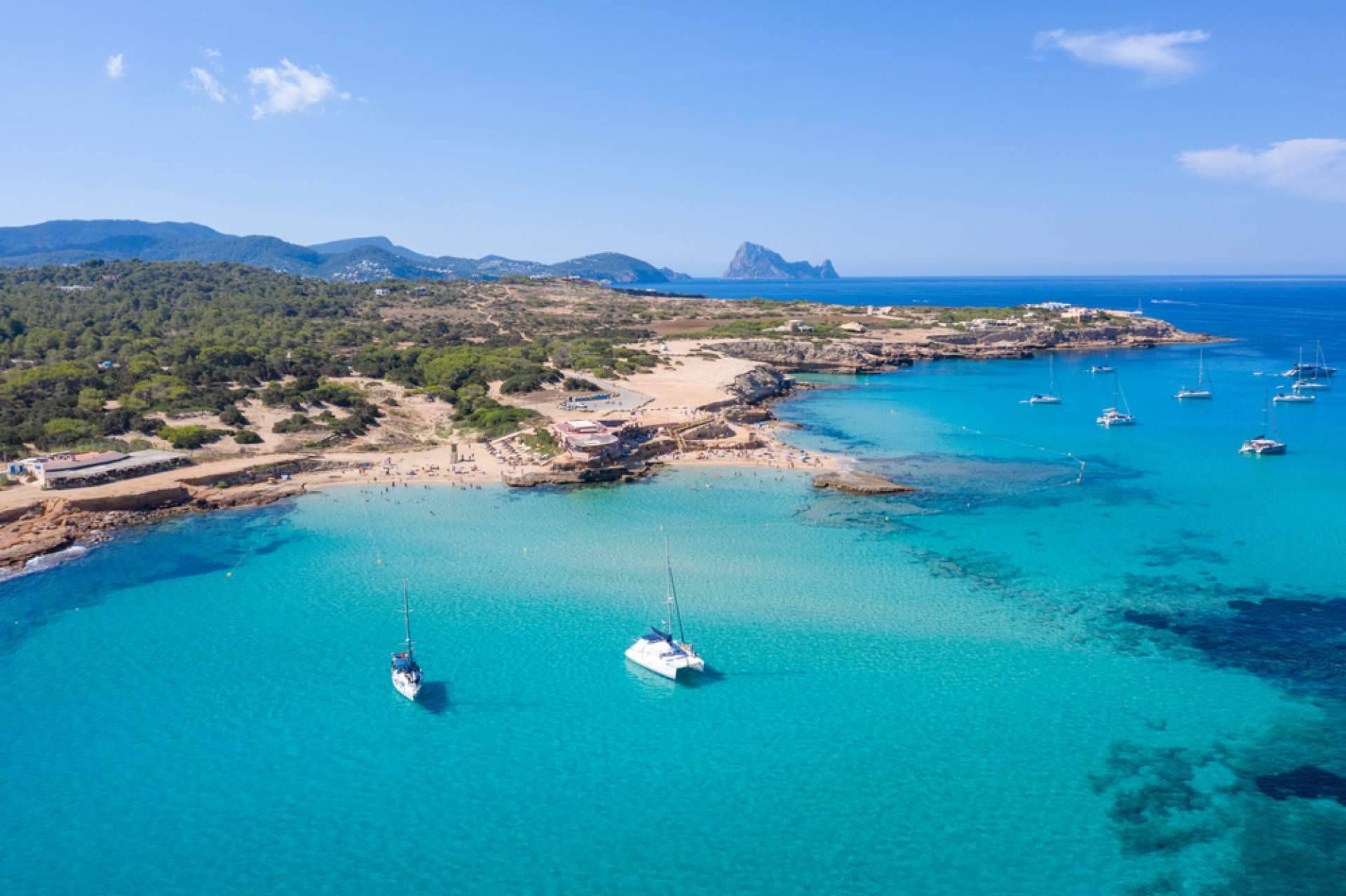 Recorrer la isla de Ibiza y descubrir sus rincones secretos en coche