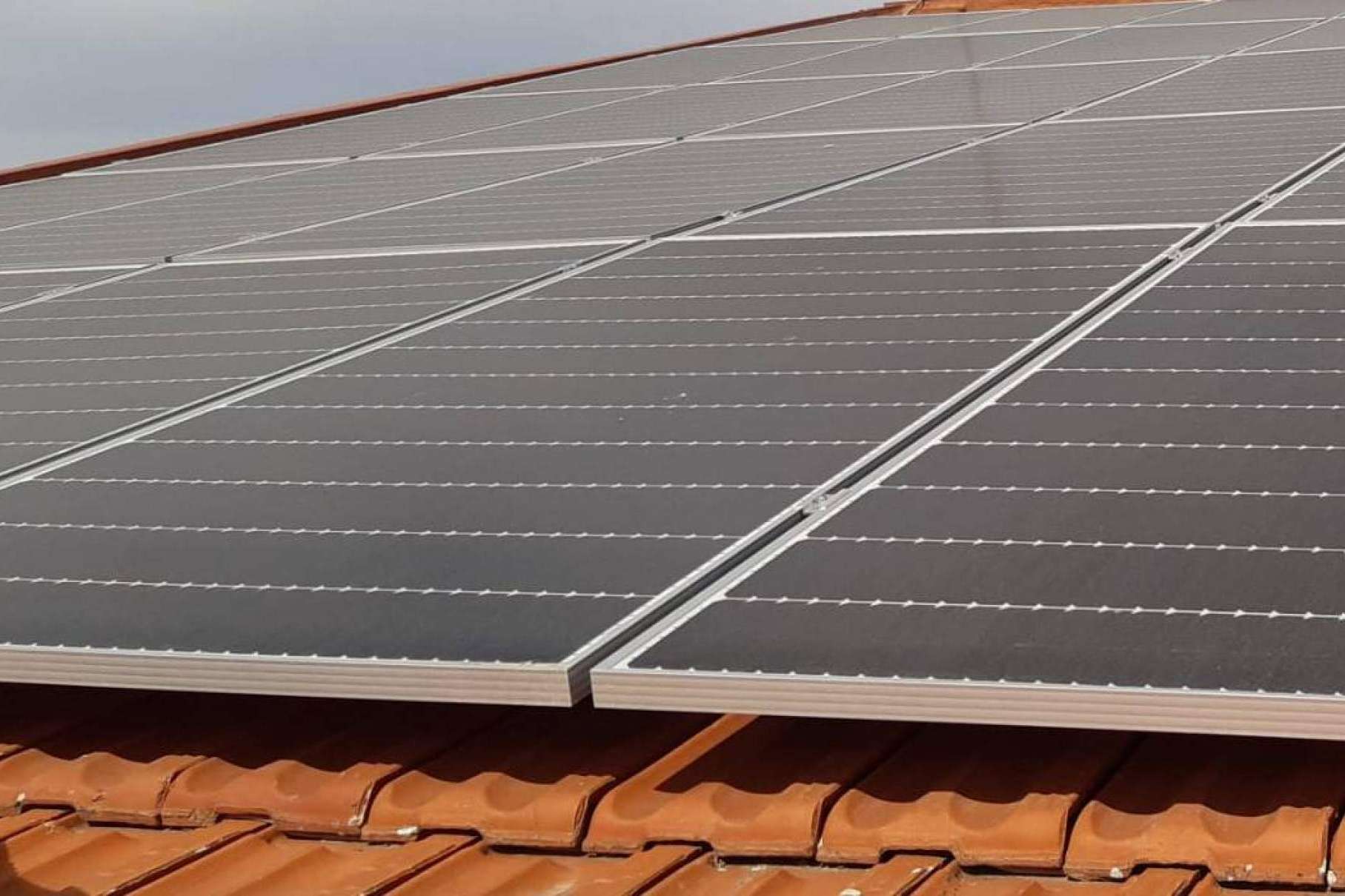 Enchufarse al sol y olvidarse de la subida de la luz