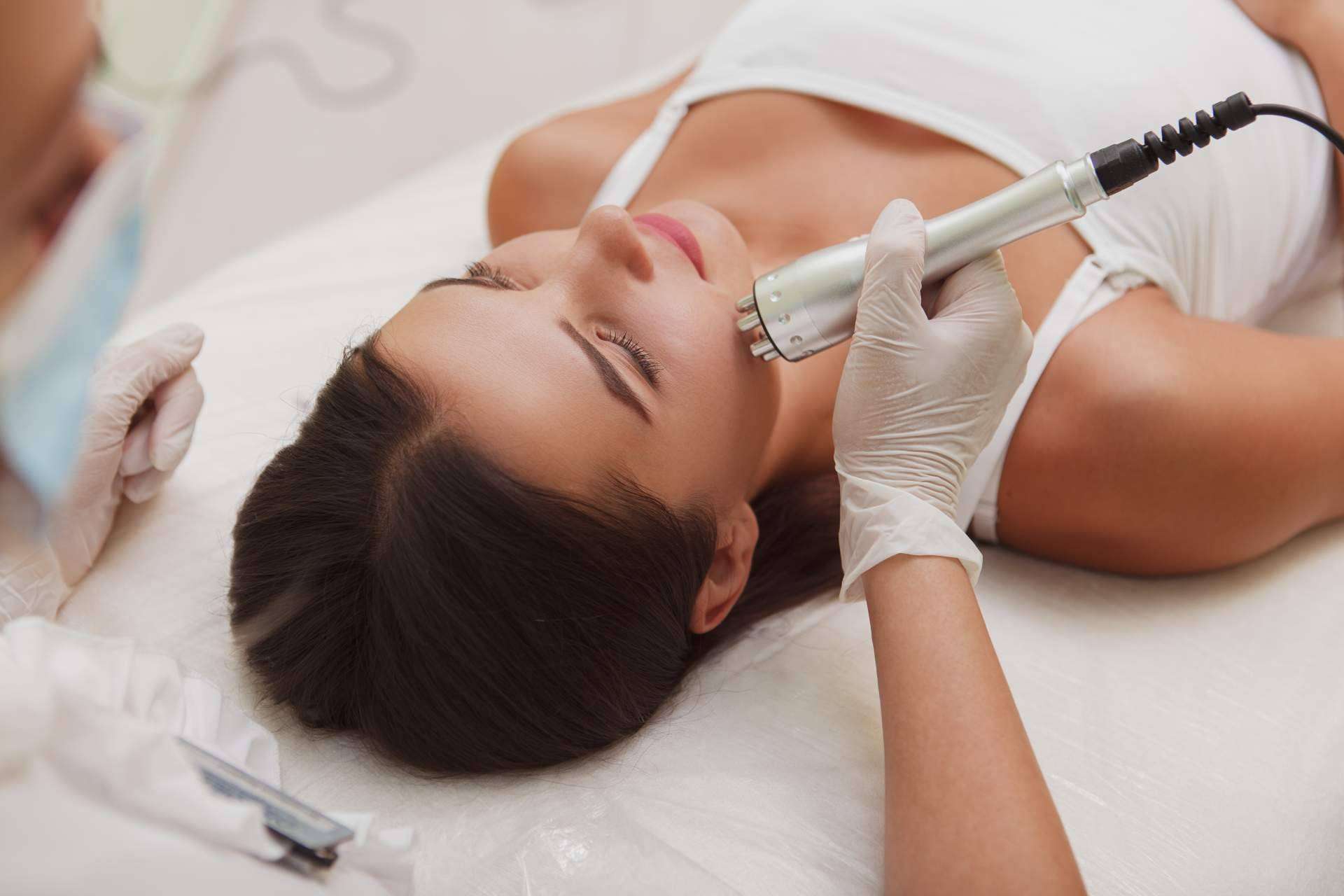 La radiofrecuencia facial es considerada uno de los mejores métodos no invasivos para rejuvenecer la piel