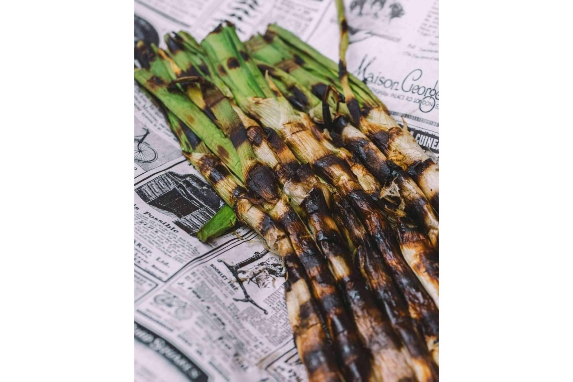 Disfrutar de la temporada de calçots en Barcelona es posible en el restaurante Vic Brasería