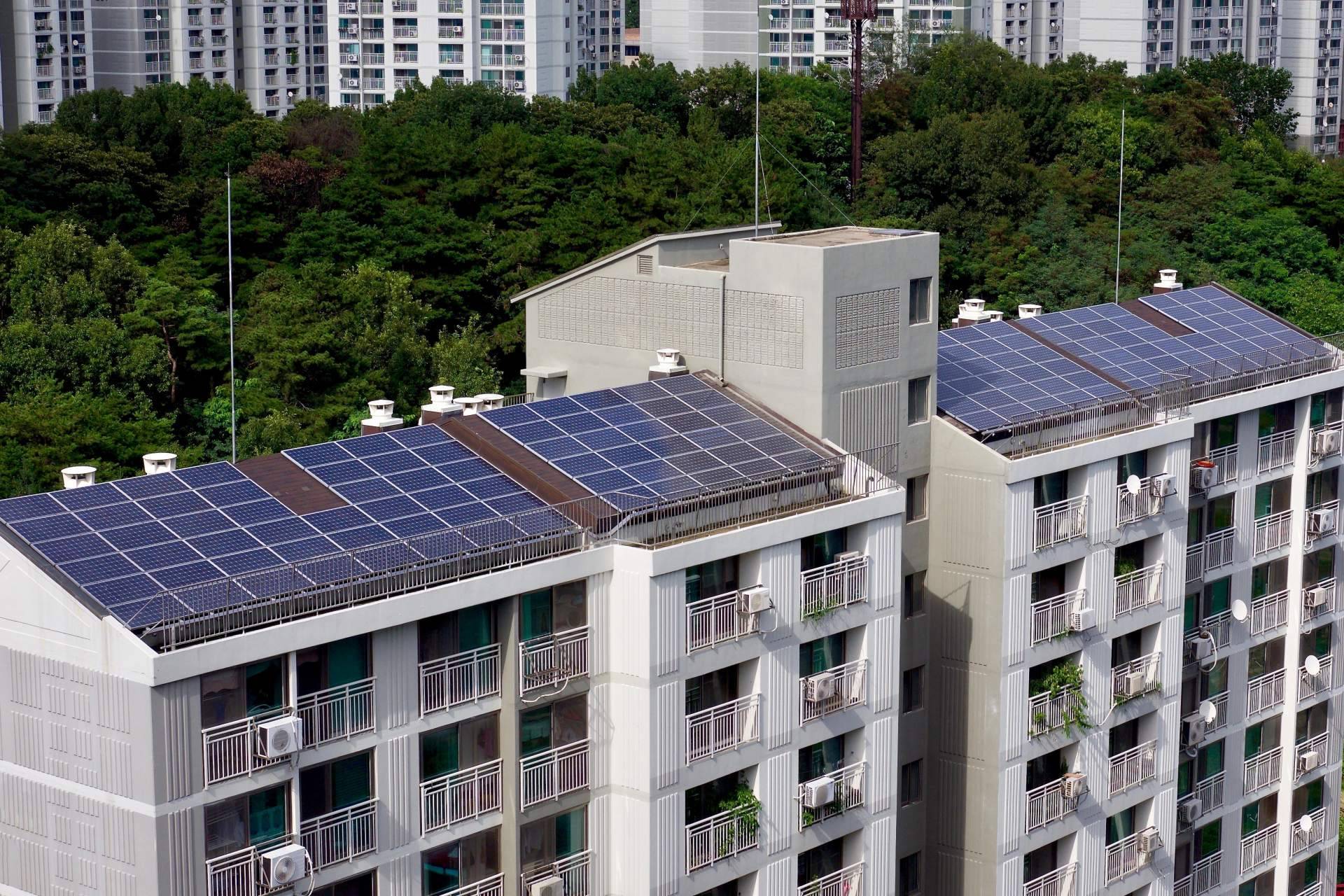 Sud Renovables instala paneles solares en fachadas