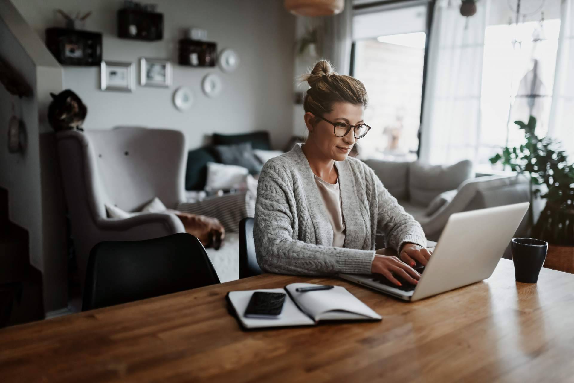 Teletrabajar con mobiliario ergonómico y económico
