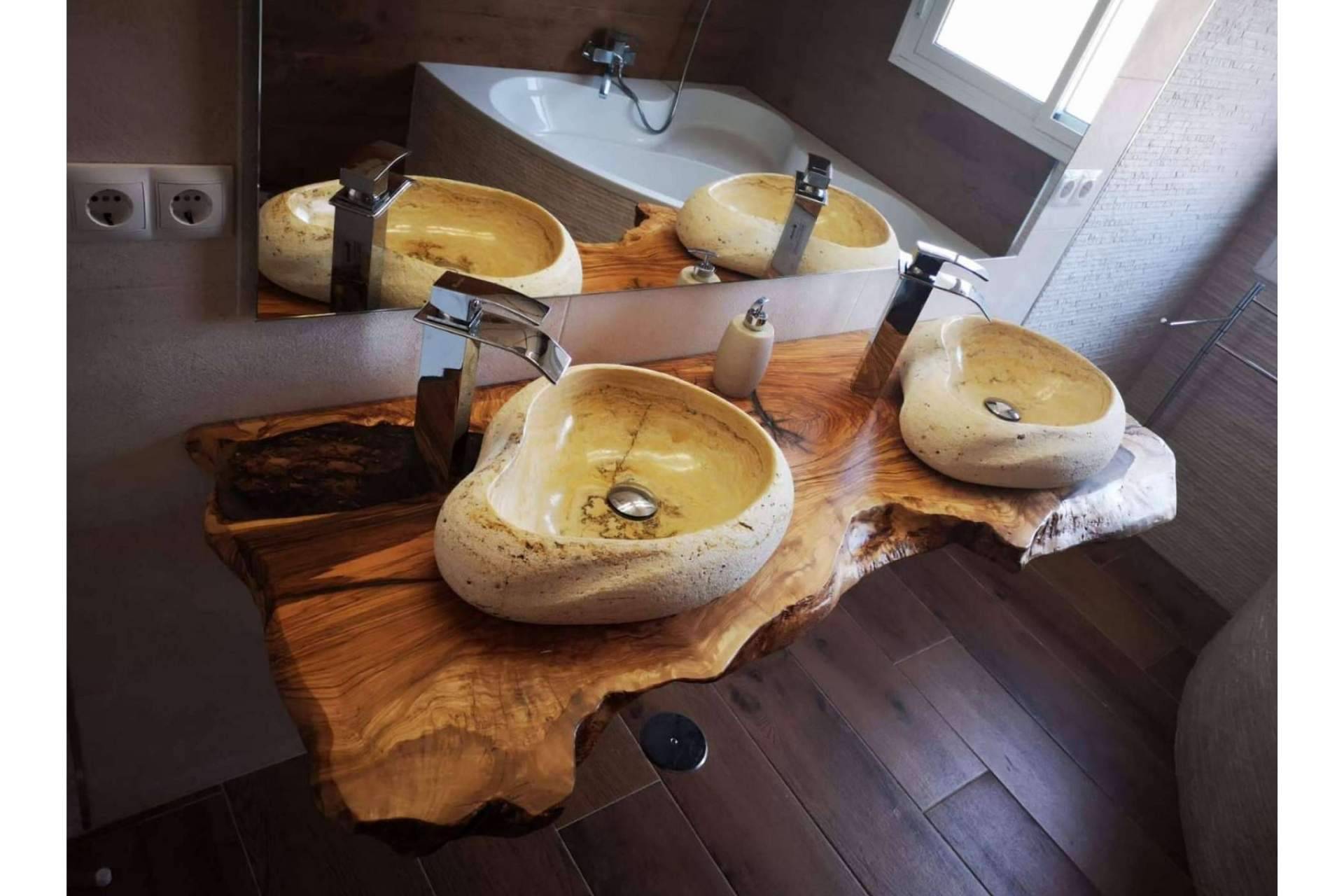 Trabajo artesanal y fabricación innovadora con madera de olivo, la gran apuesta de Encimeras de Olivo