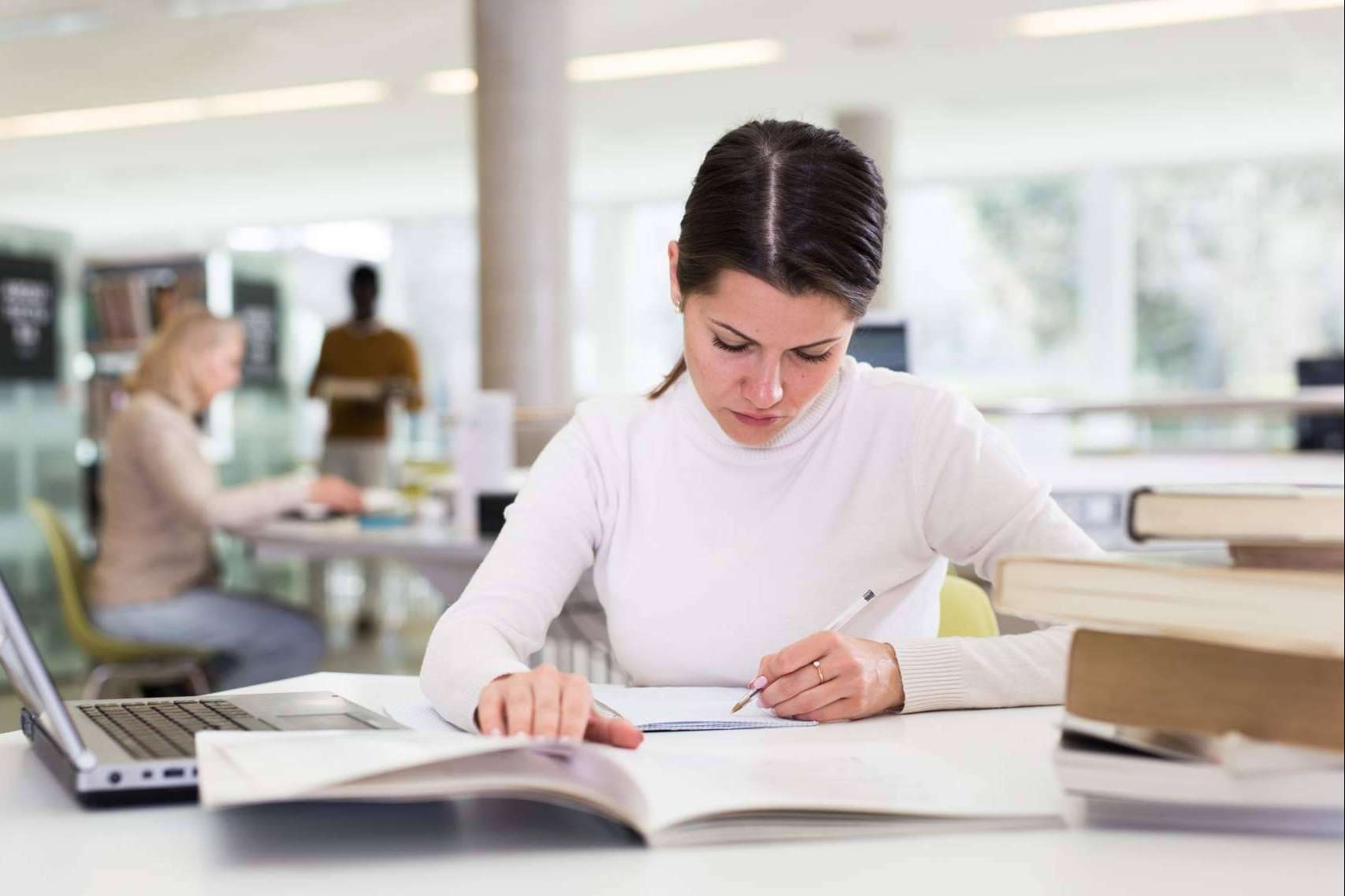 Aprobar el TFG es sencillo con la academia online Ayuda Universitaria Cum Laude