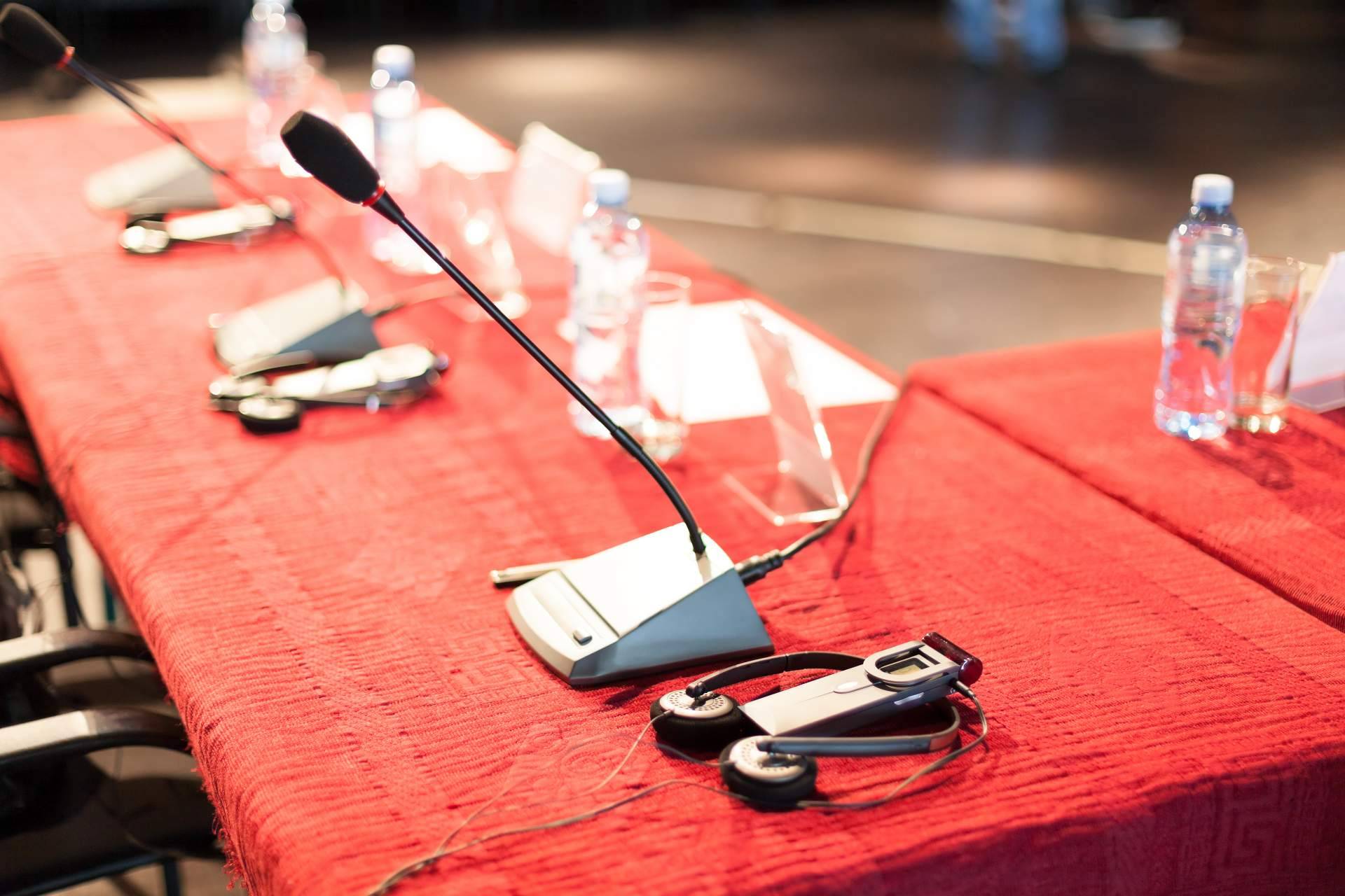 Interpretación simultánea en conferencias y otros eventos con la agencia de traducción jurada ENAI E-Consulting Internacional