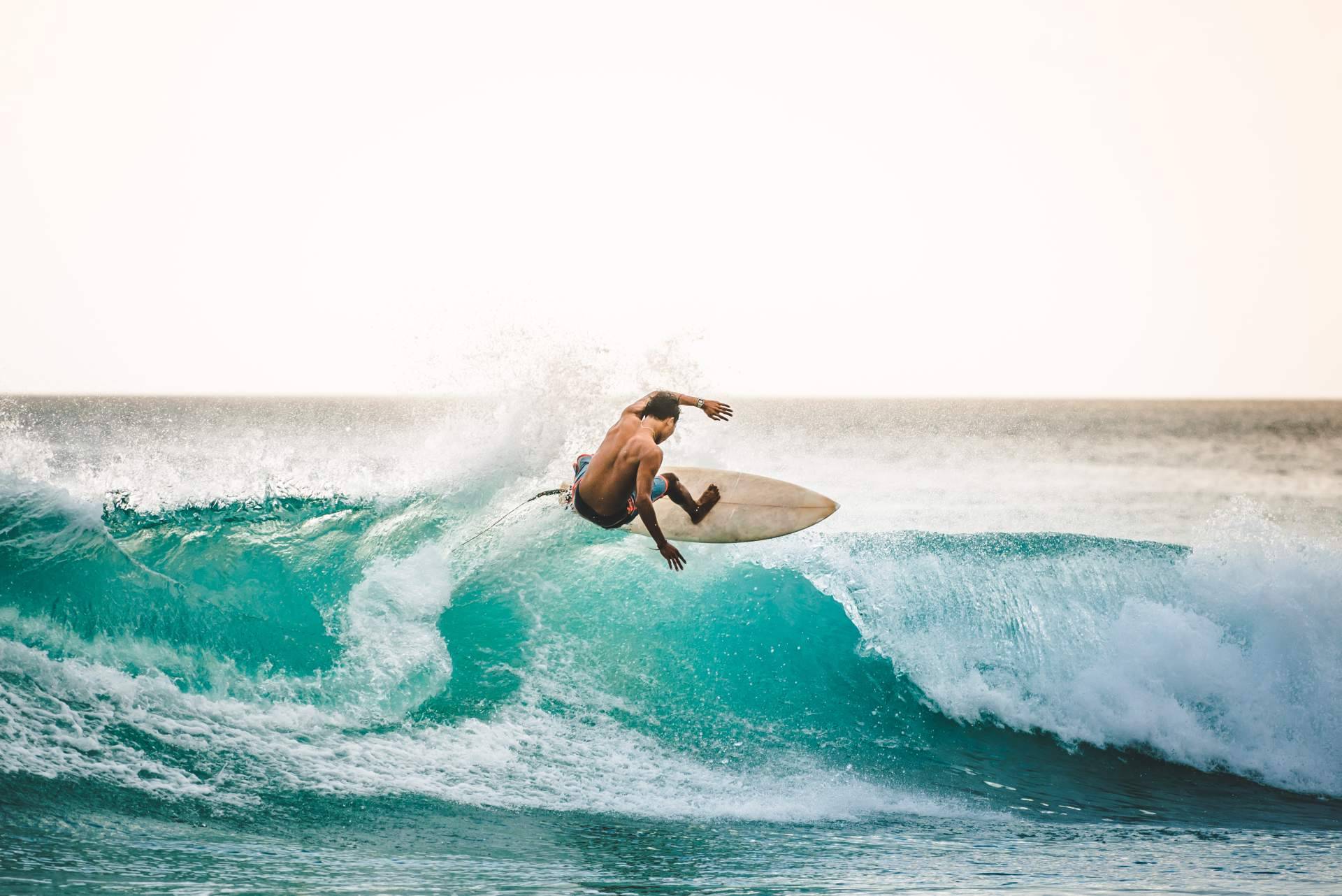La playa de Berria es un lugar donde se puede practicar surf de la mano de Watsay Surf School