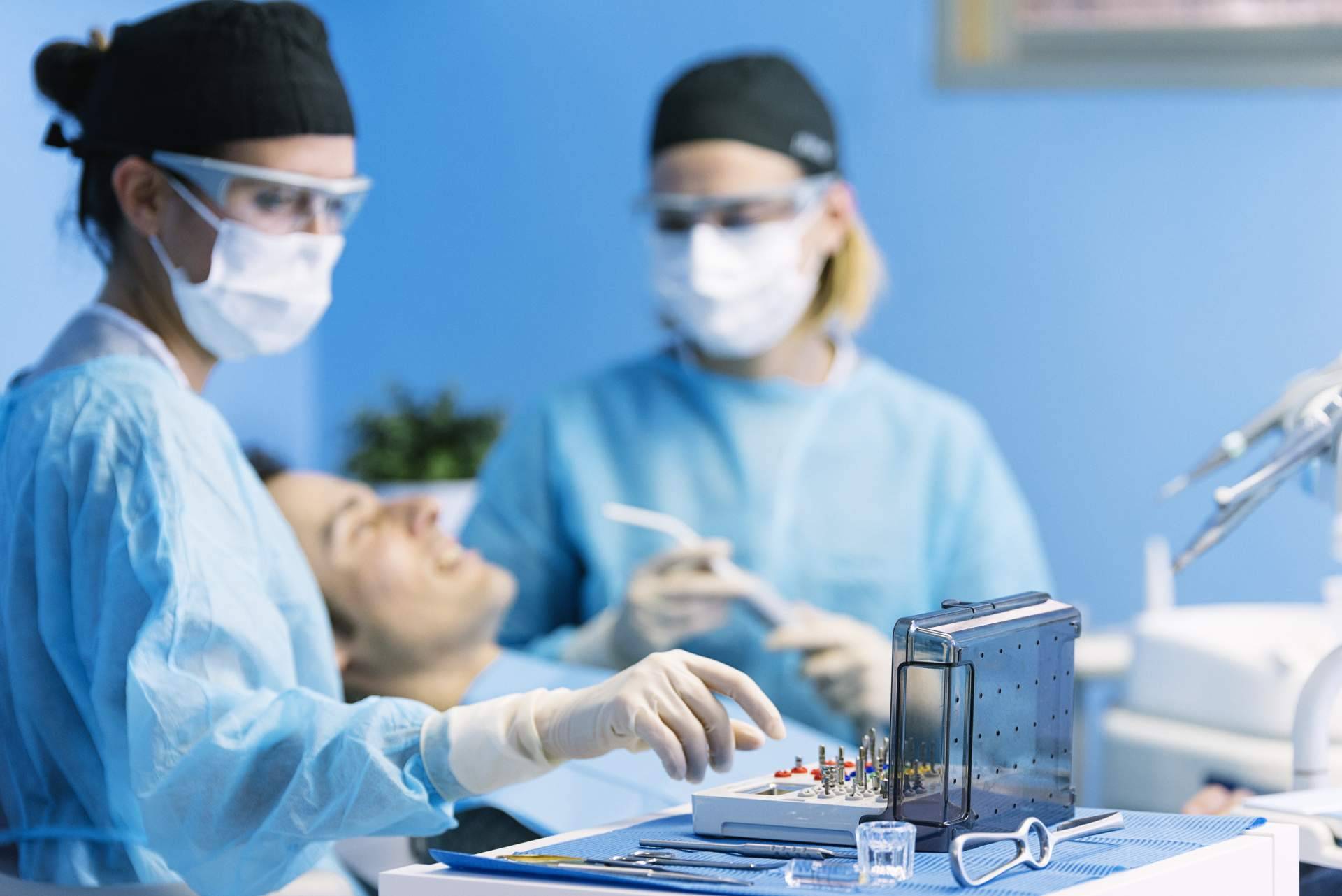 Cirugía oral y maxilofacial en Torrevieja, con los profesionales de la Clínica Marta Vallés