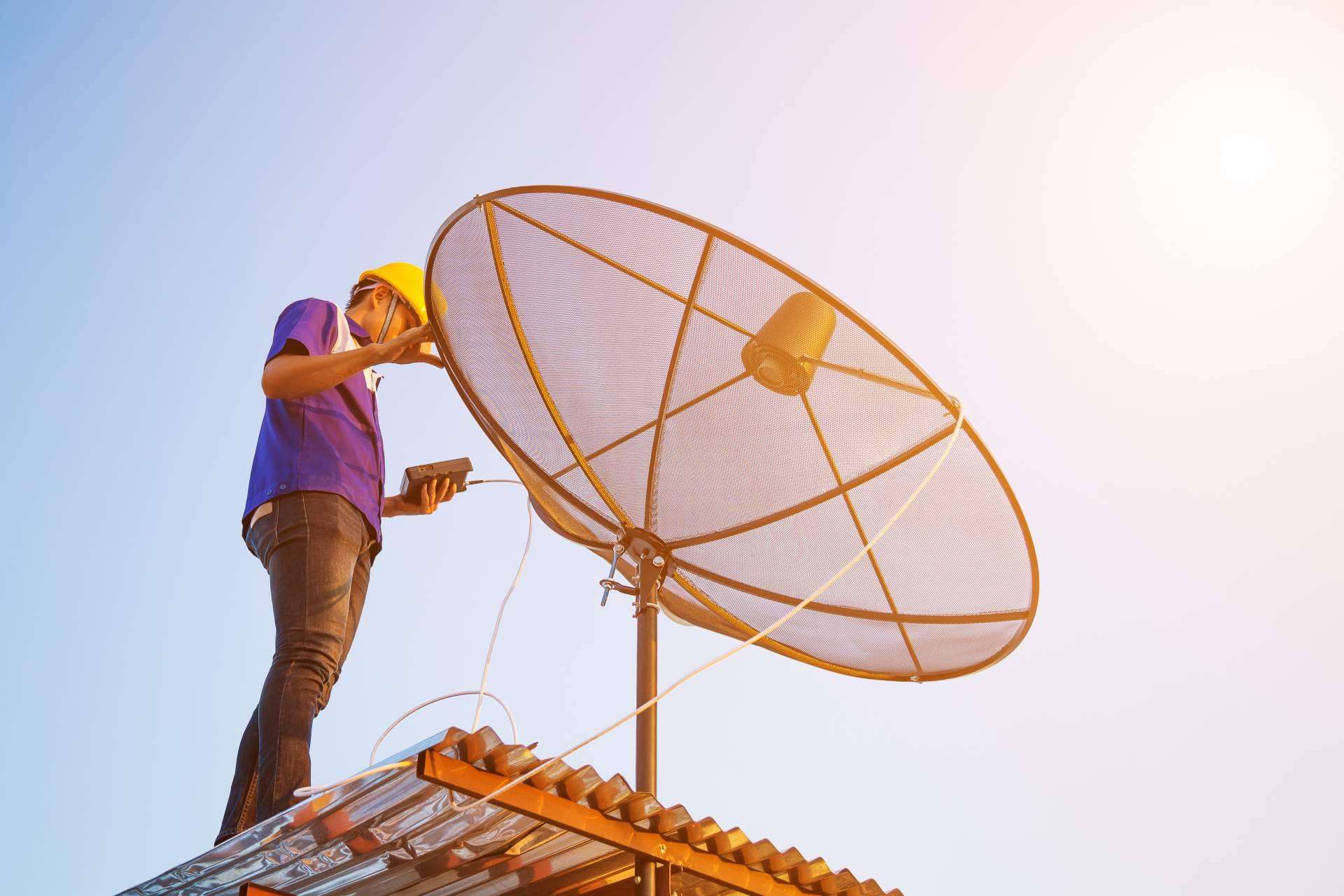 Técnico de instalación de antena de TV con Antenistas Valencia