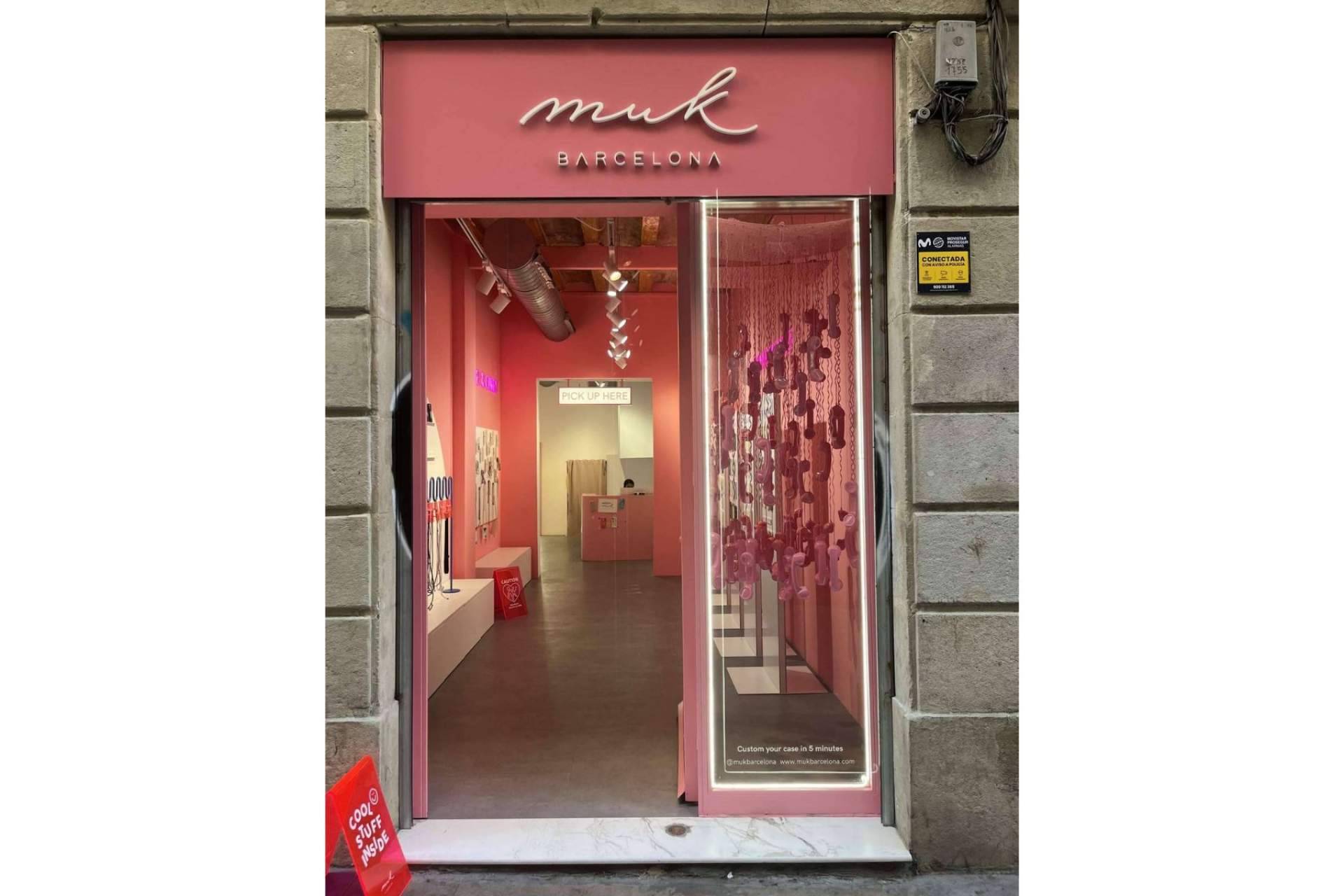 Muk Barcelona abre una nueva tienda en el centro de Barcelona donde personalizan la funda del móvil en solo 5-10 minutos