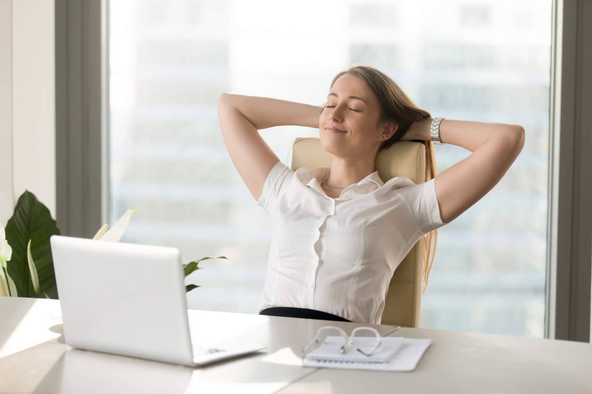 ¿Por qué es importante trabajar en una silla ergonómica?, por 6mejores.top