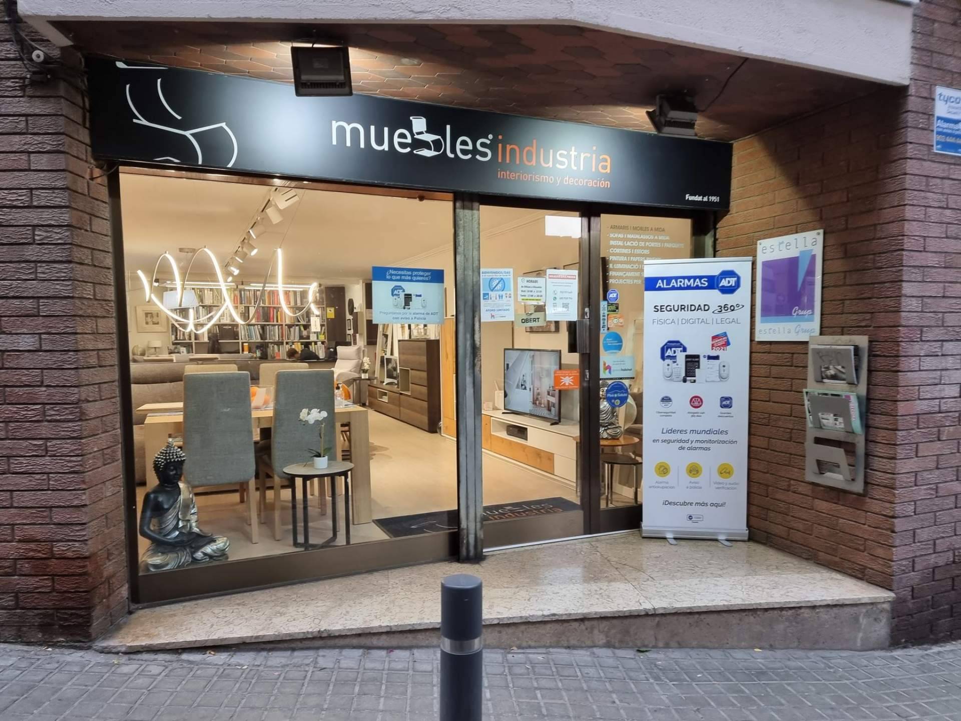 La historia de una vocación. Así es cómo ha crecido una de las tiendas de muebles con más antigüedad en Barcelona: Muebles Industria