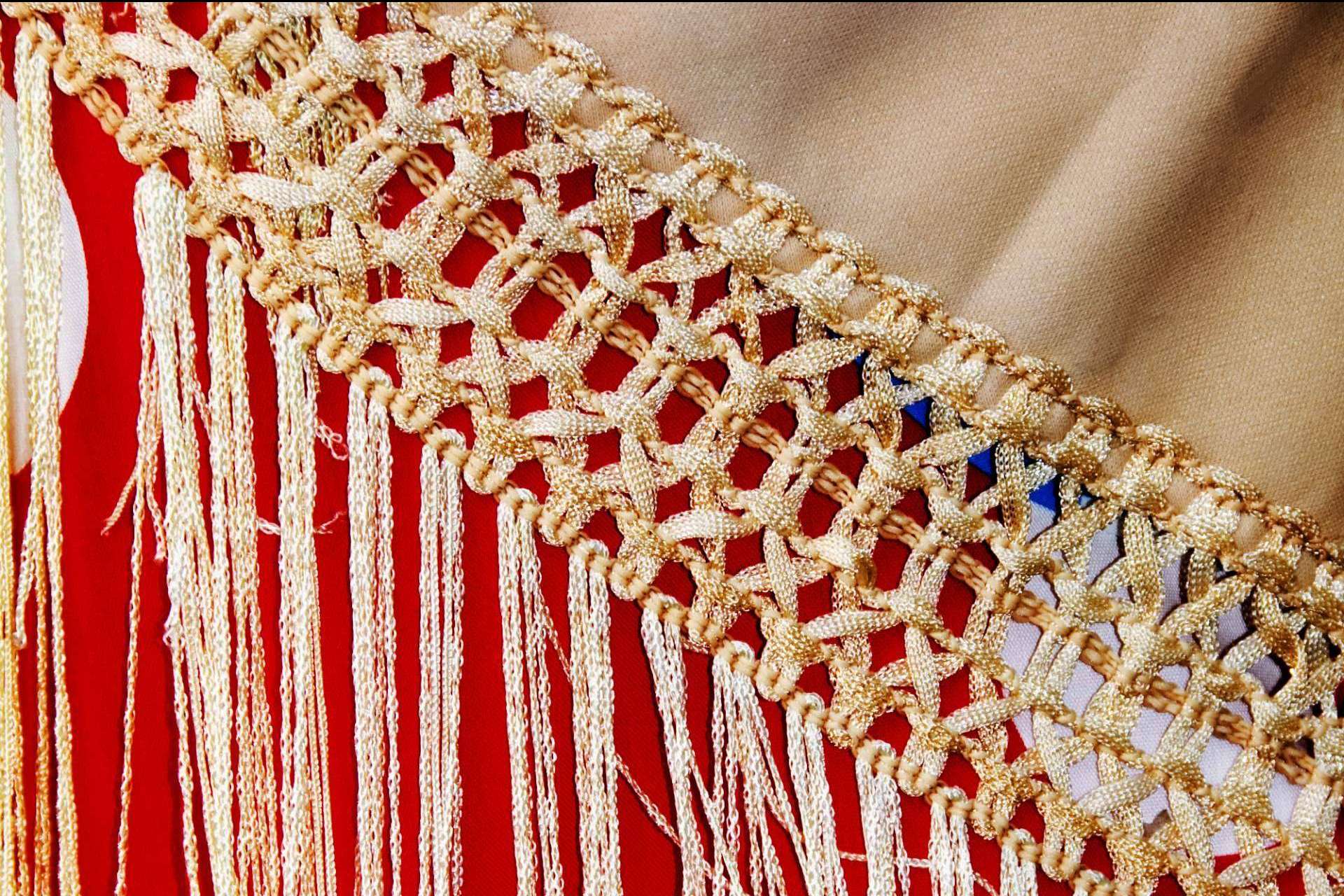 Viva La Feria, la tienda online de moda flamenca que explica paso a paso cómo se ponen los mantones flamencos