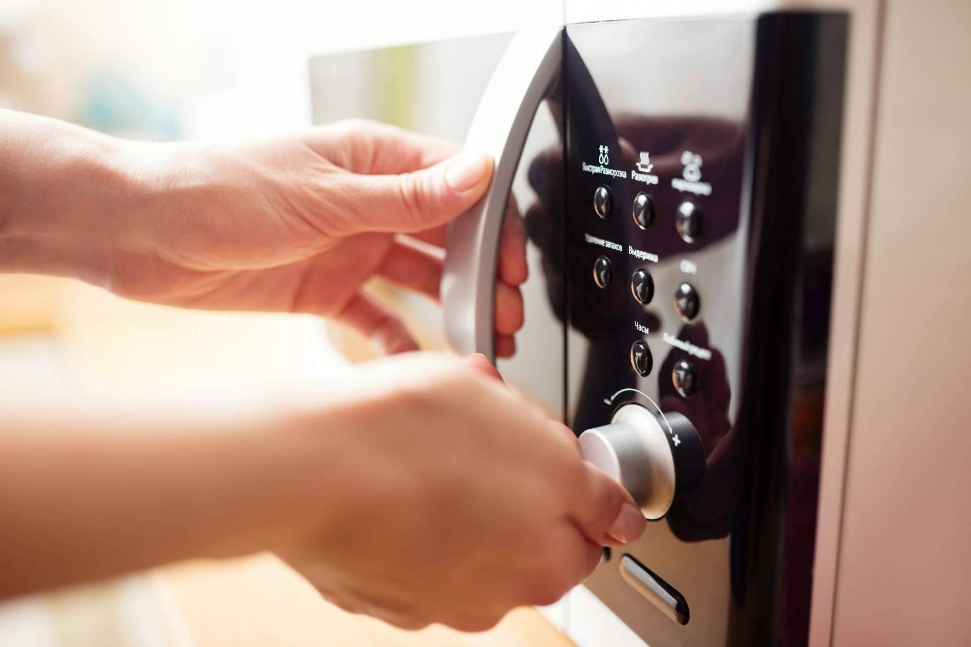 TOP Microondas: diferencias entre un microondas integrable y uno de superficie