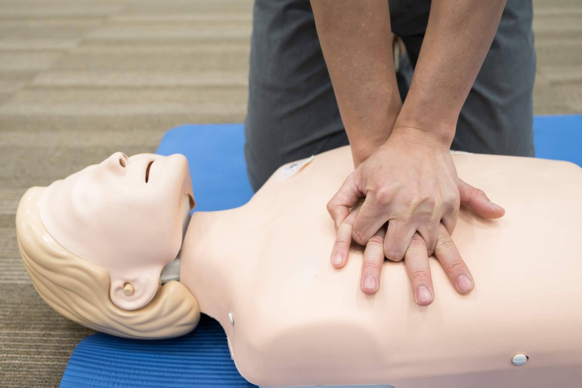 Taller de RCP Básico, de la mano de Fátima Pérez Cardiología