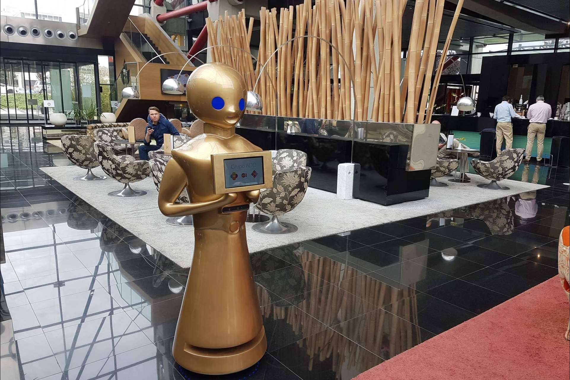 La recepción de huéspedes en un hotel con el robot recepcionista de Futura Vive