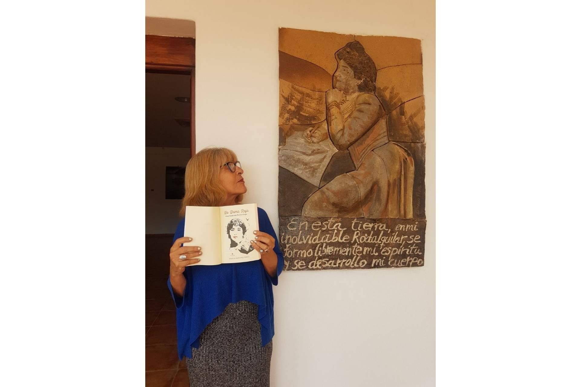 ‘La dama roja’, el ensayo biográfico de Carmen de Burgos, escrito por Ángela Sánchez Pérez