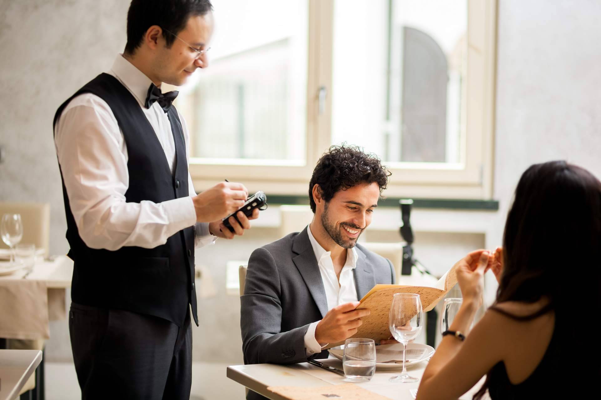 Los beneficios de contar con una base de datos de restaurantes y un listado de hoteles para llevar a cabo estrategias de marketing