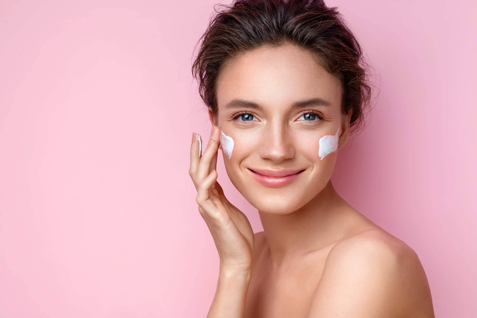 Cómo elegir y usar una crema despigmentante facial