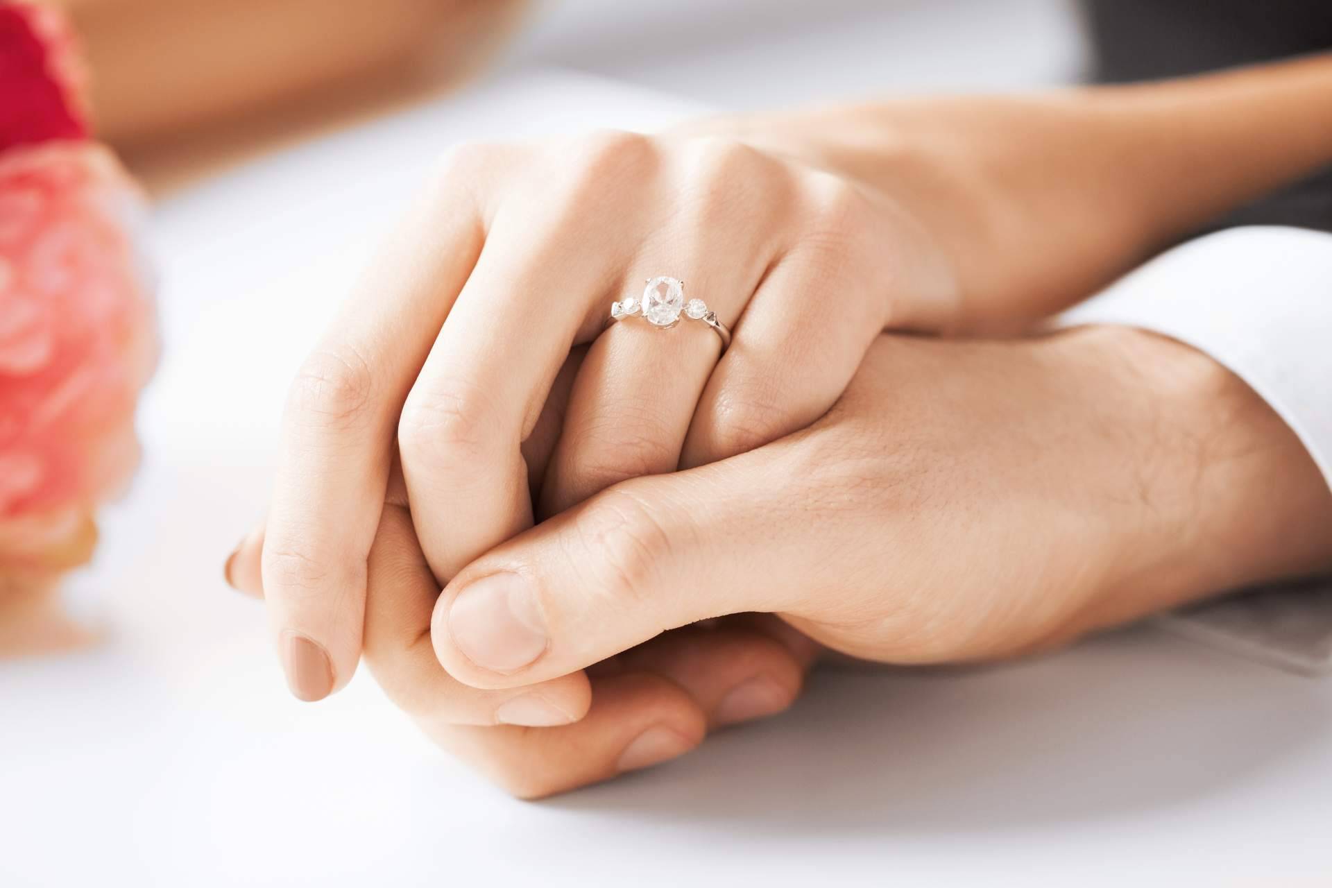 ¿Cómo sorprender a las futuras prometidas con un anillo de compromiso único y personalizado? Staring