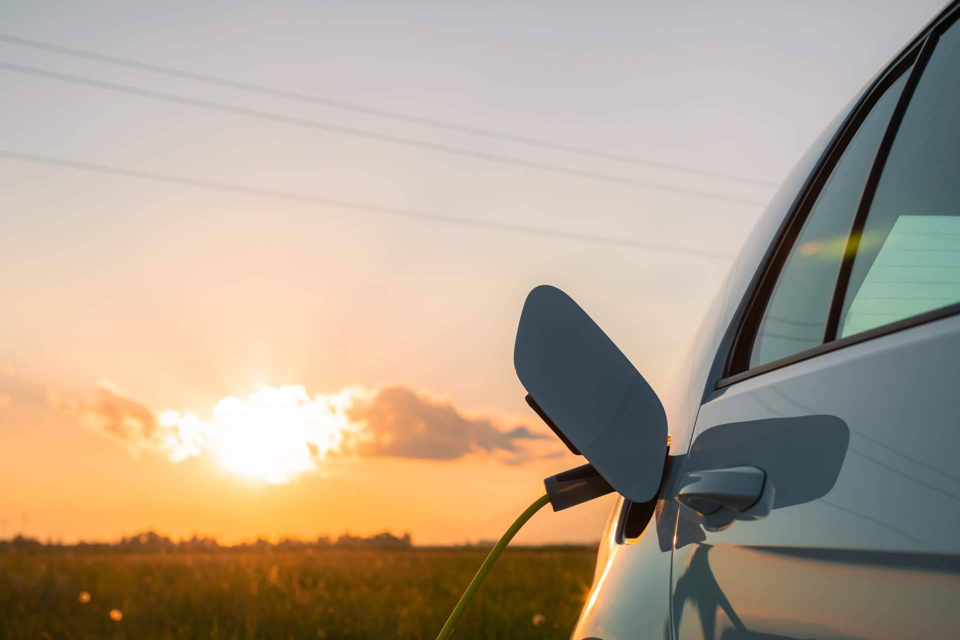 Cargar el coche eléctrico con energía solar y Smart Wallboxes