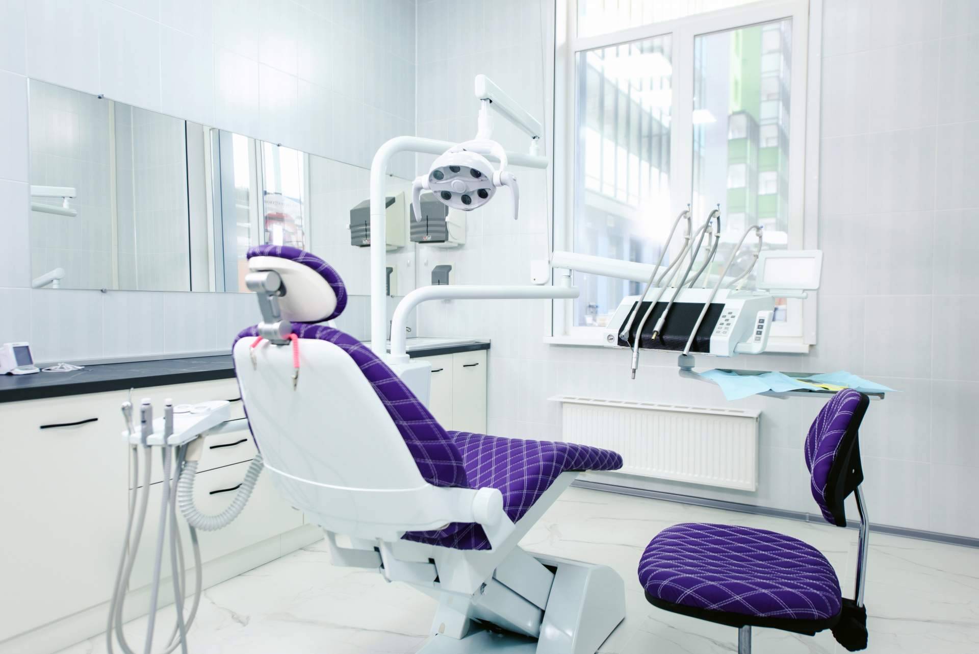 La Dra. Saylin García realiza tratamientos odontológicos con la tecnología más avanzada