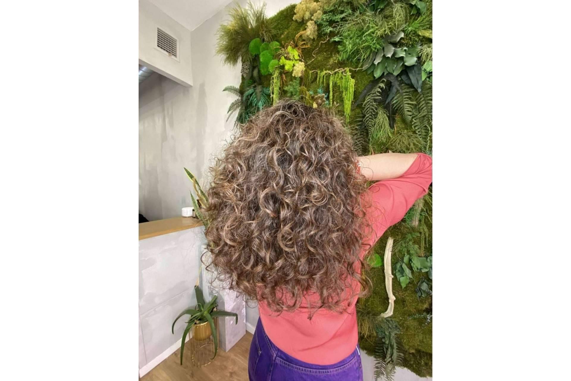 El tratamiento Curly Botanic Lifting Orgánico es el método curly perfecto para el pelo rizado ante la llegada del verano, por DIM Salón