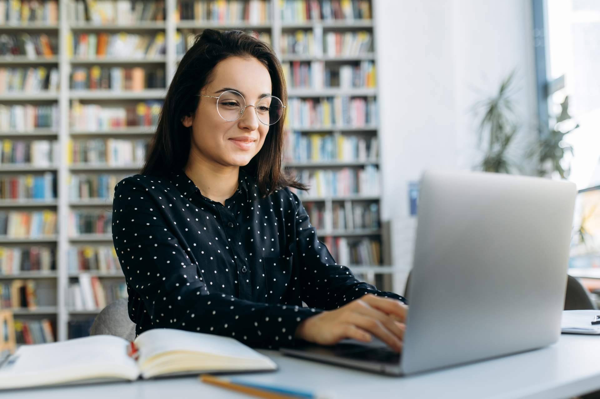 Éxito académico con Ayuda Universitaria Cum Laude