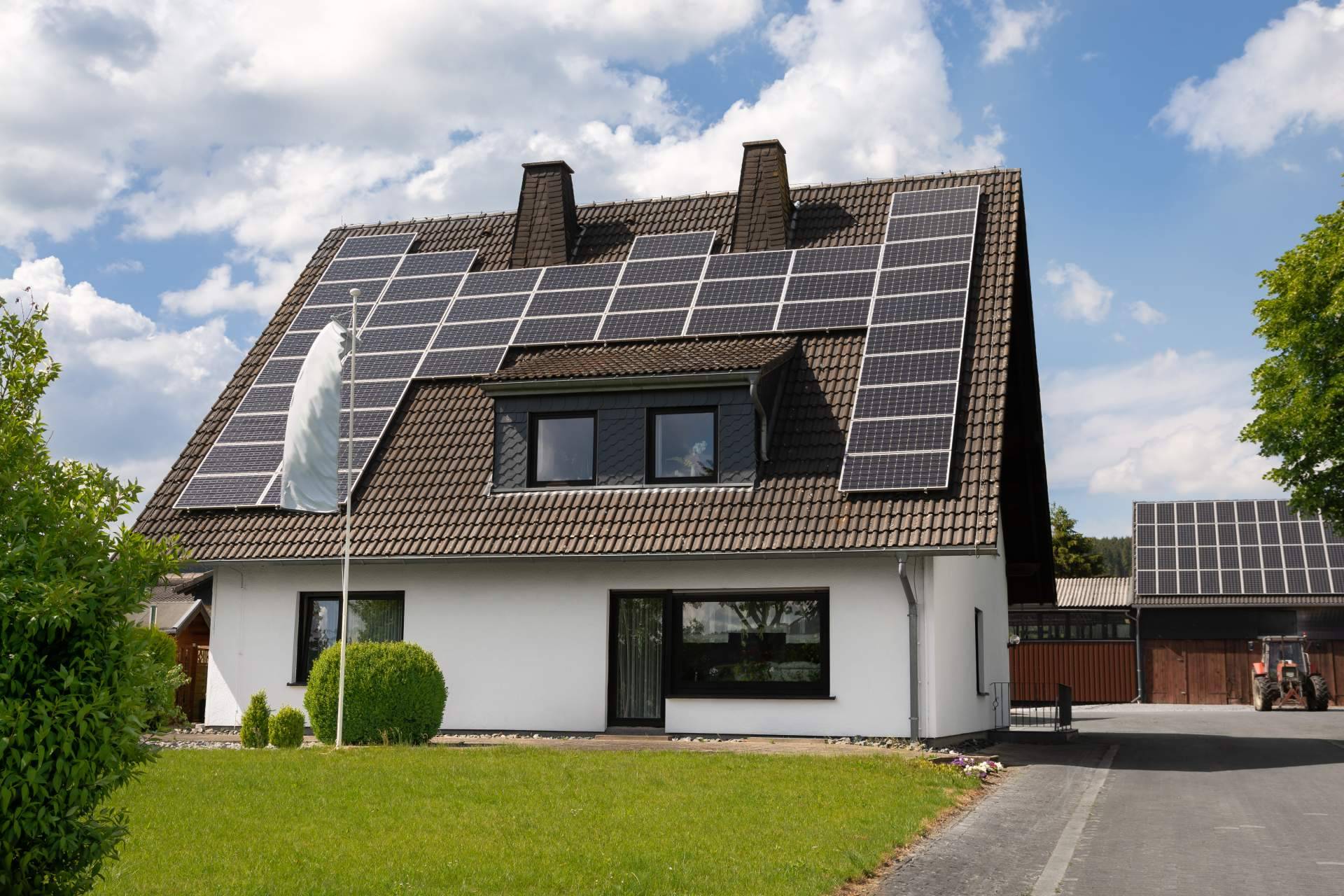 Las ventajas de instalar placas solares en casas unifamiliares
