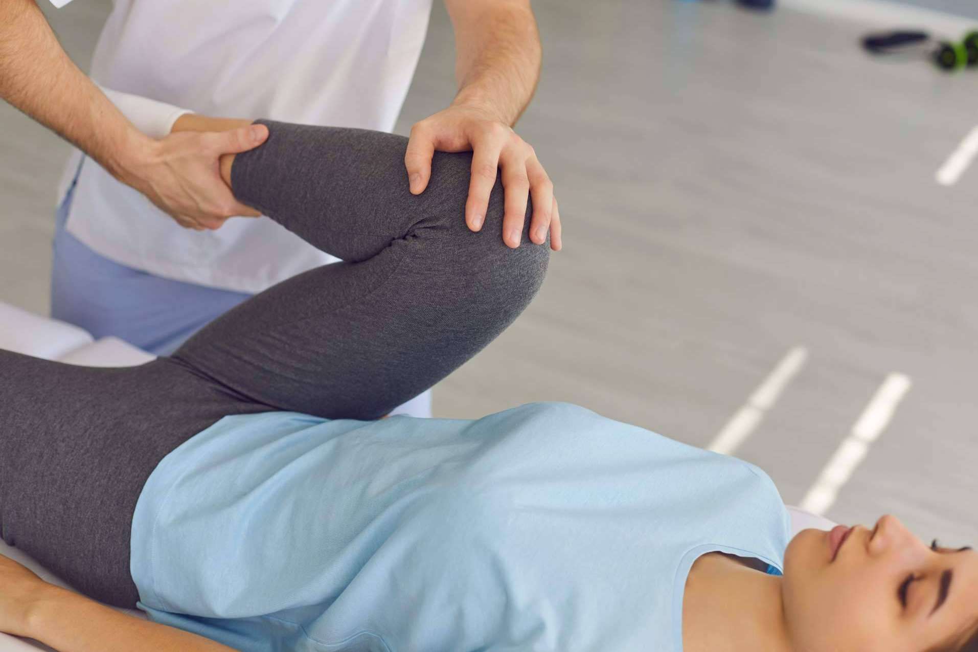 La fisioterapia se establece como una solución eficaz ante el dolor lumbar, por Clínica Viasalud