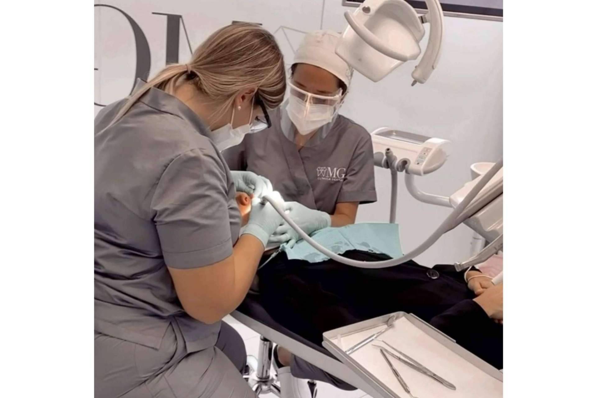 Todo lo que se debe saber sobre las microcarillas dentales, por la Clínica MG Dental & Estética Facial