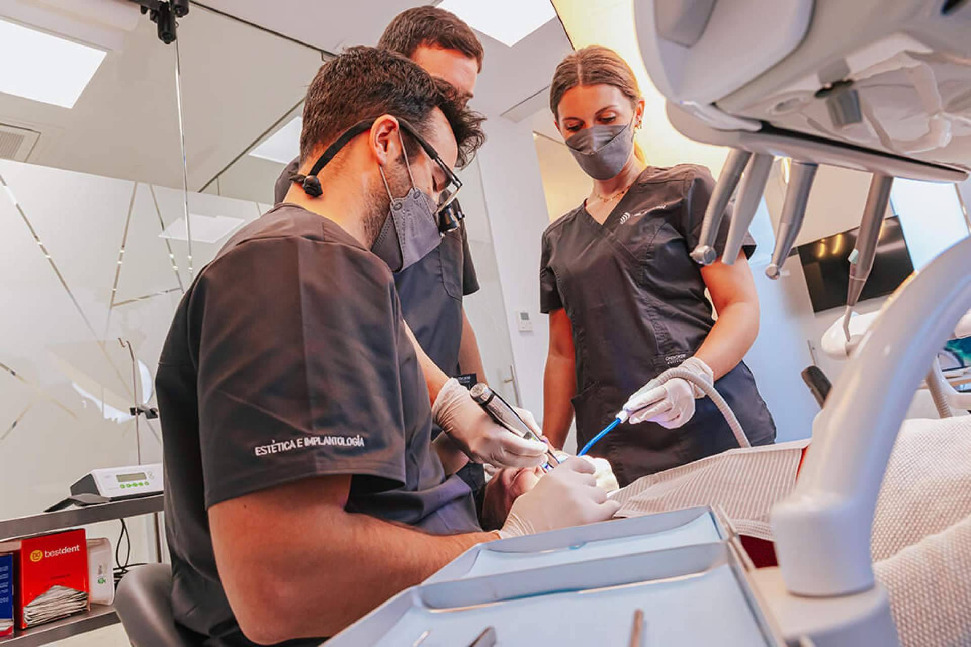 Carillas dentales en la clínica de Estética e Implantología Dental Dr. Jesús Ruz