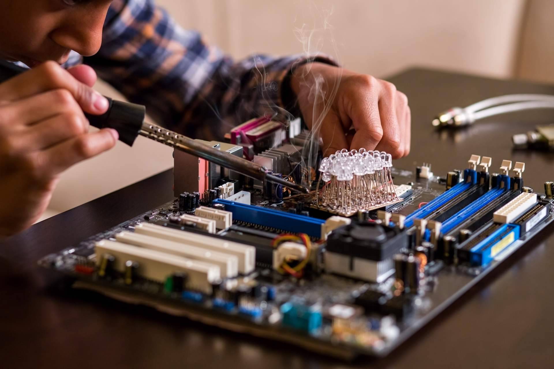 Reparación de placa base de portátiles de la mano de Reparar Ordenadores