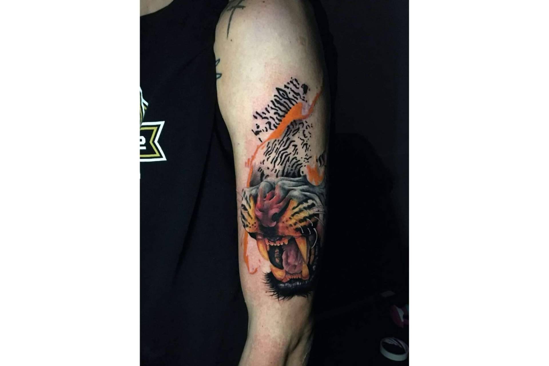 Tatuajes realistas en blanco y negro o a color de la mano de Vieja Escuela Tattoo