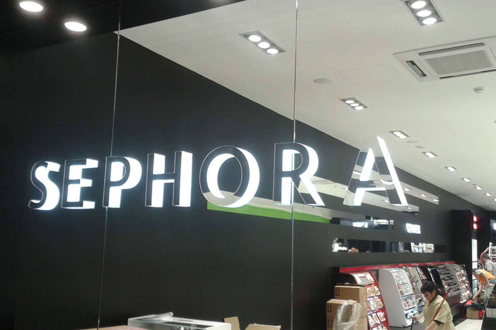 Llamar la atención de los clientes con las letras corpóreas de Rotuser