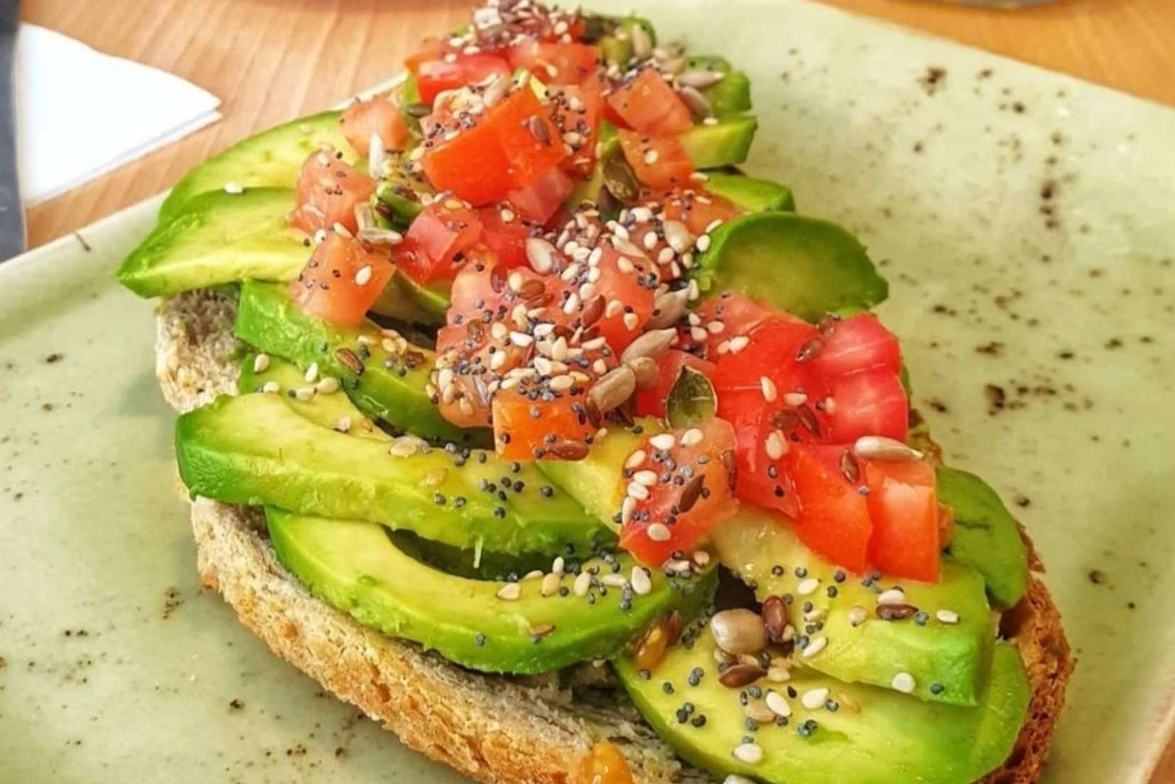 Tostadas de aguacate y café para disfrutar de un desayuno en El Patio Vertical de Madrid