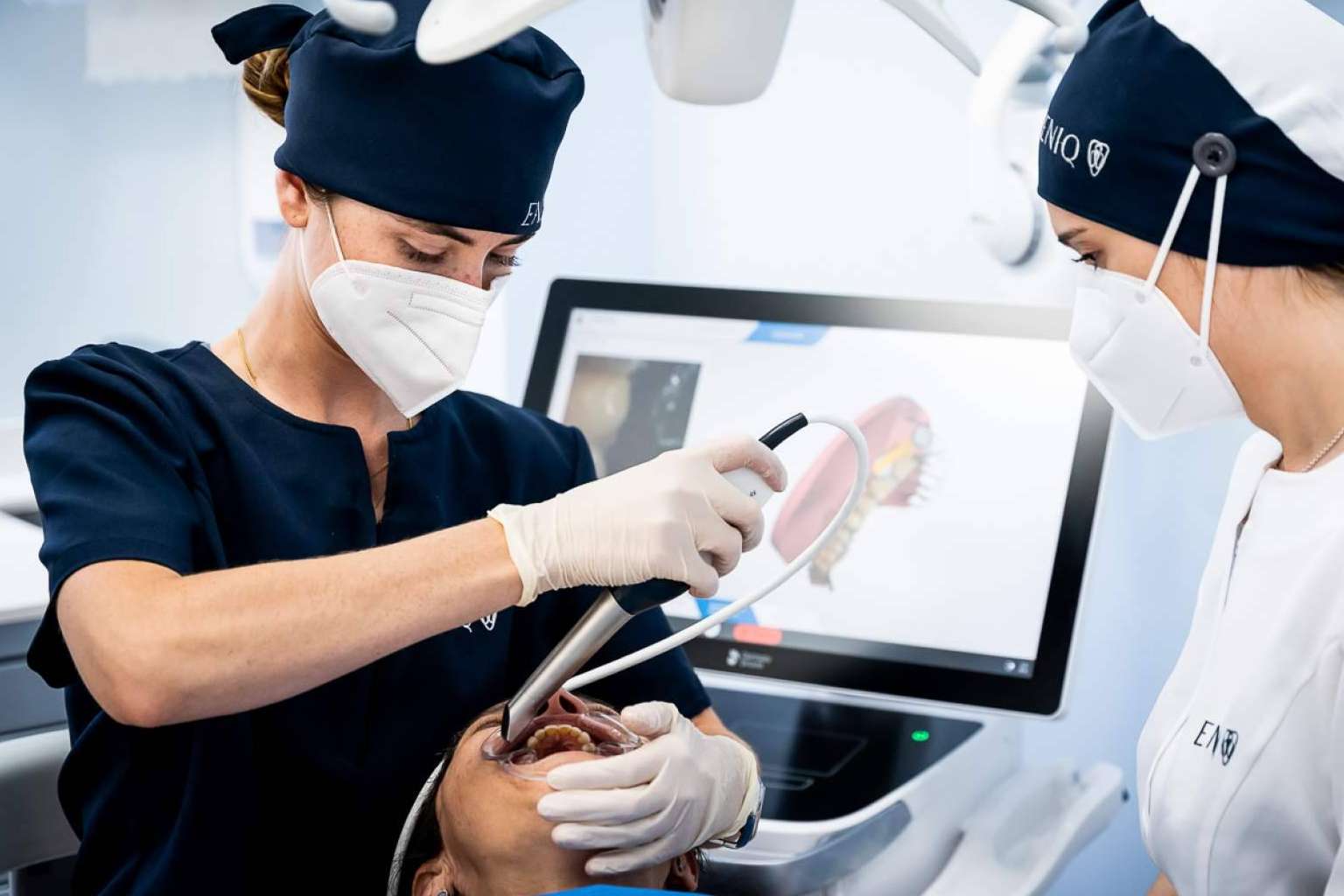 Clínica Eniq, un centro de estética dental que cuenta con un equipo profesional y aparatología de última generación