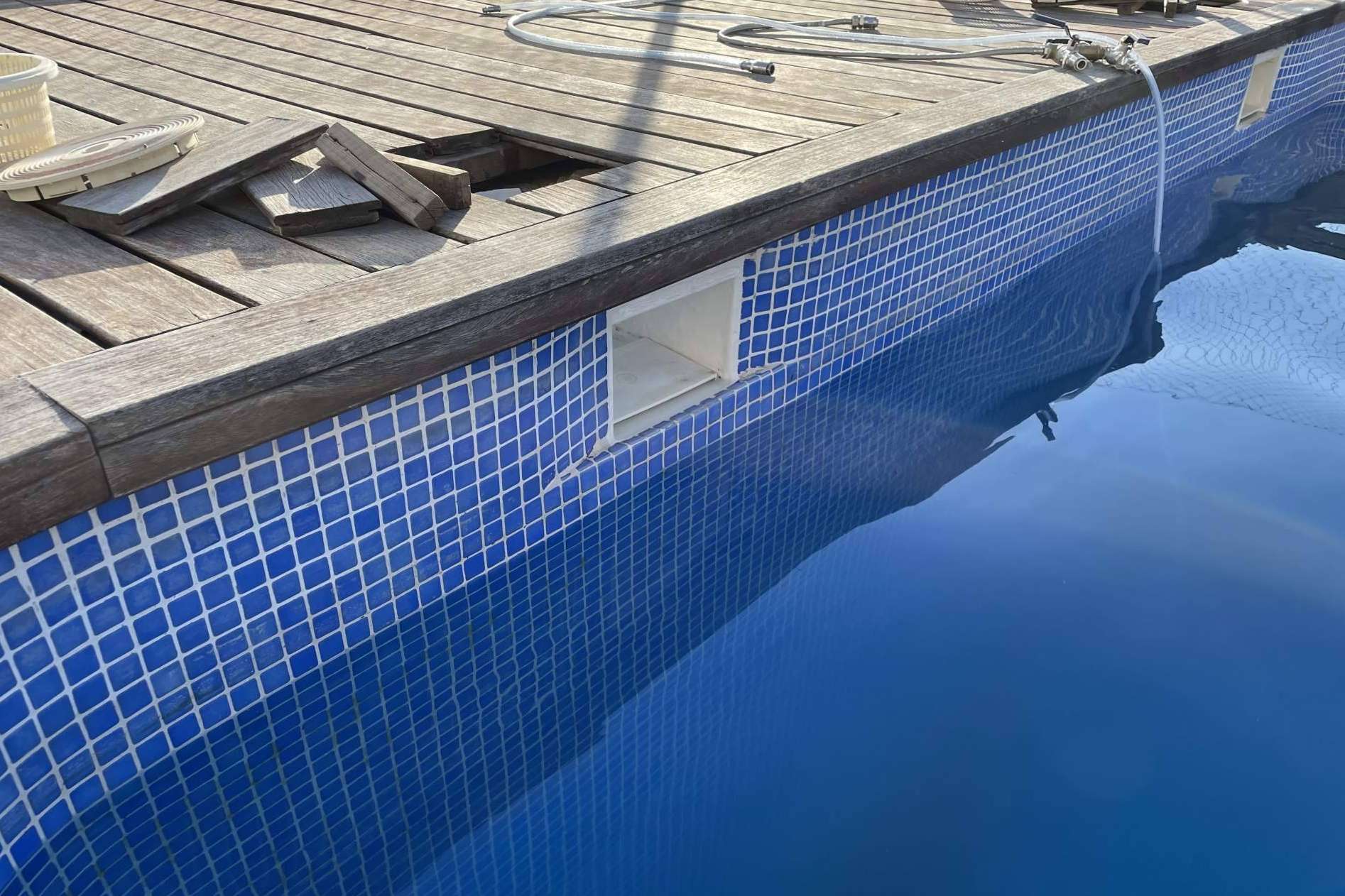 El equipo de TELEFUGA localiza y repara las fugas agua piscinas