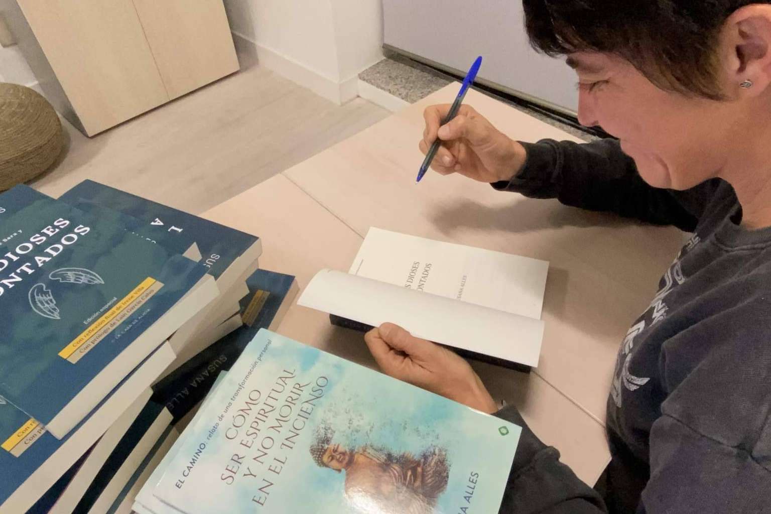 Los Dioses atontados, ¿se puede escribir autoayuda en formato novela?