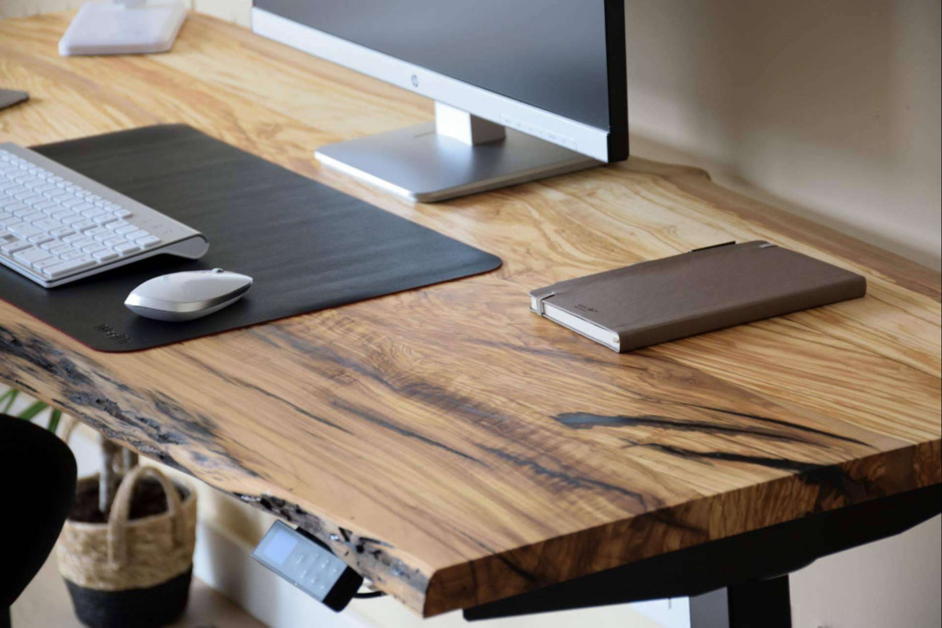 Ergonomía y madera natural maciza con el escritorio elevable de ErgoNatureWood