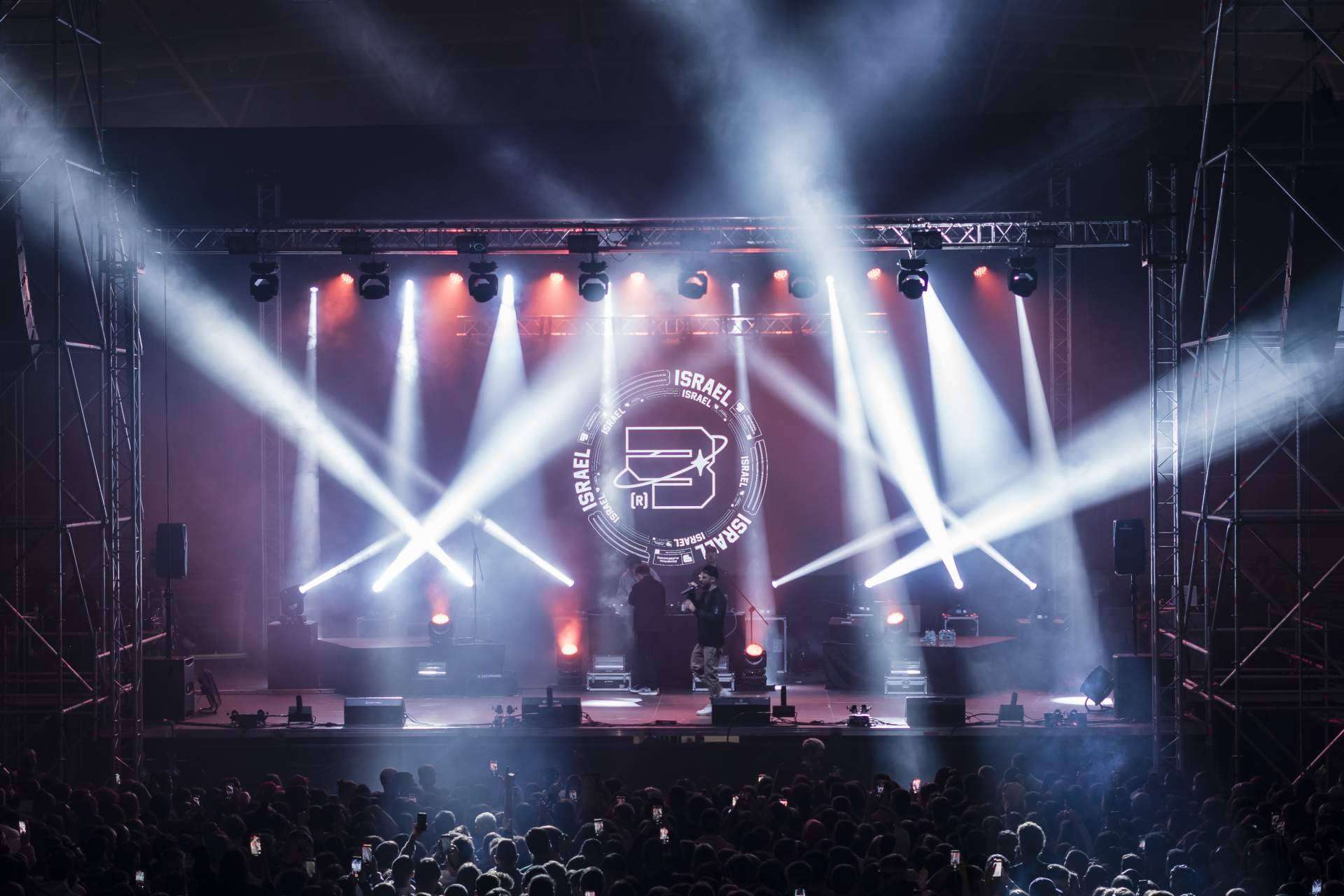Alquiler equipos de sonido, iluminación y audiovisuales para fiestas y eventos de la mano de DCPRO