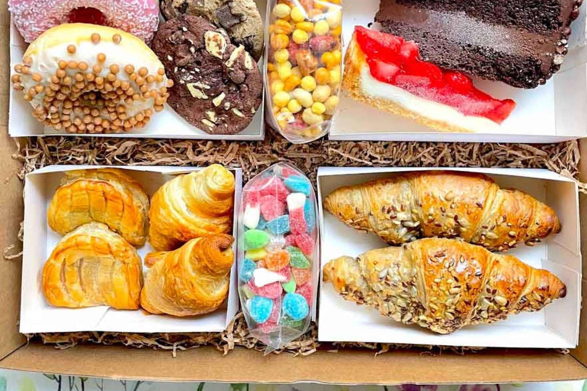 Sorprender con un kit de regalo gourmet de Las Flores No Se Comen es una excelente opción