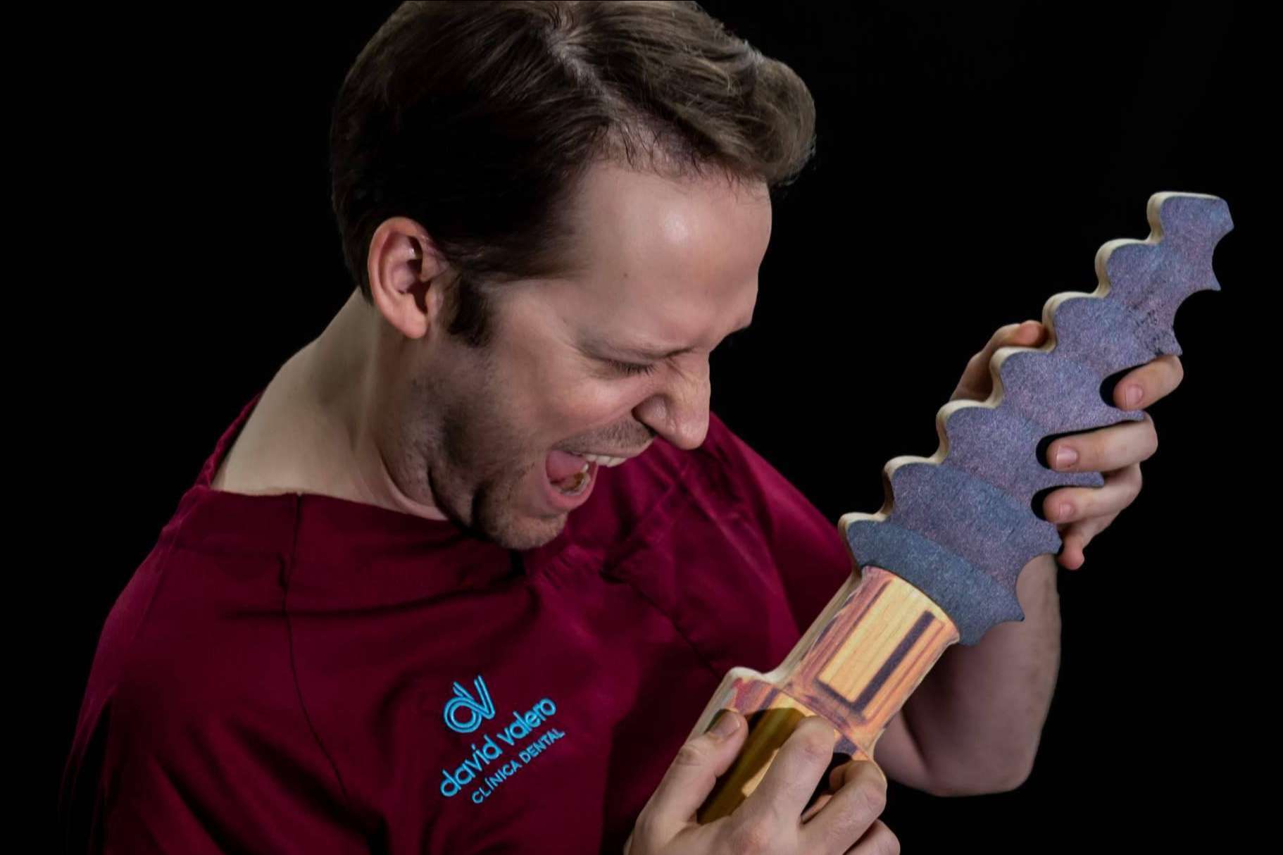 David Valero, el dentista que identifica implantes dentales en internet