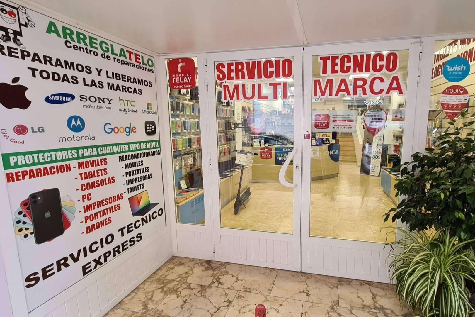 Arréglatelo, una tienda tanto para comprar juguetes de última tecnología, como para reparar aparatos electrónicos